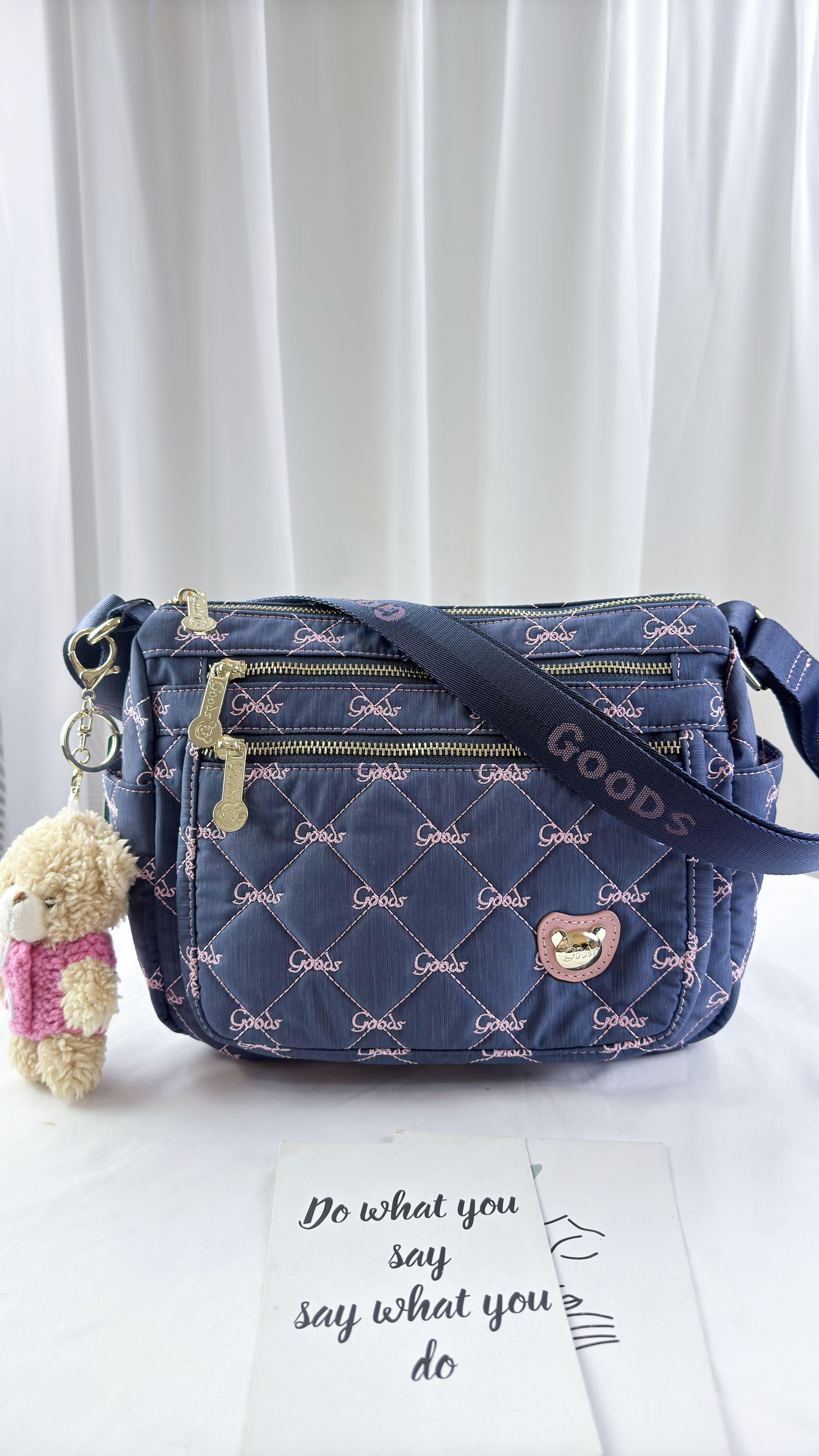 GOODS 牛仔藍拼接櫻花粉 防潑水側背包 附吊飾   #2899