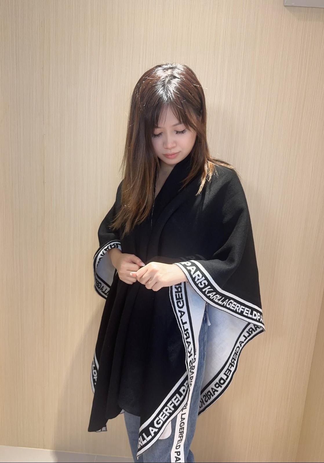 Karl 黑色字母斗篷 女款