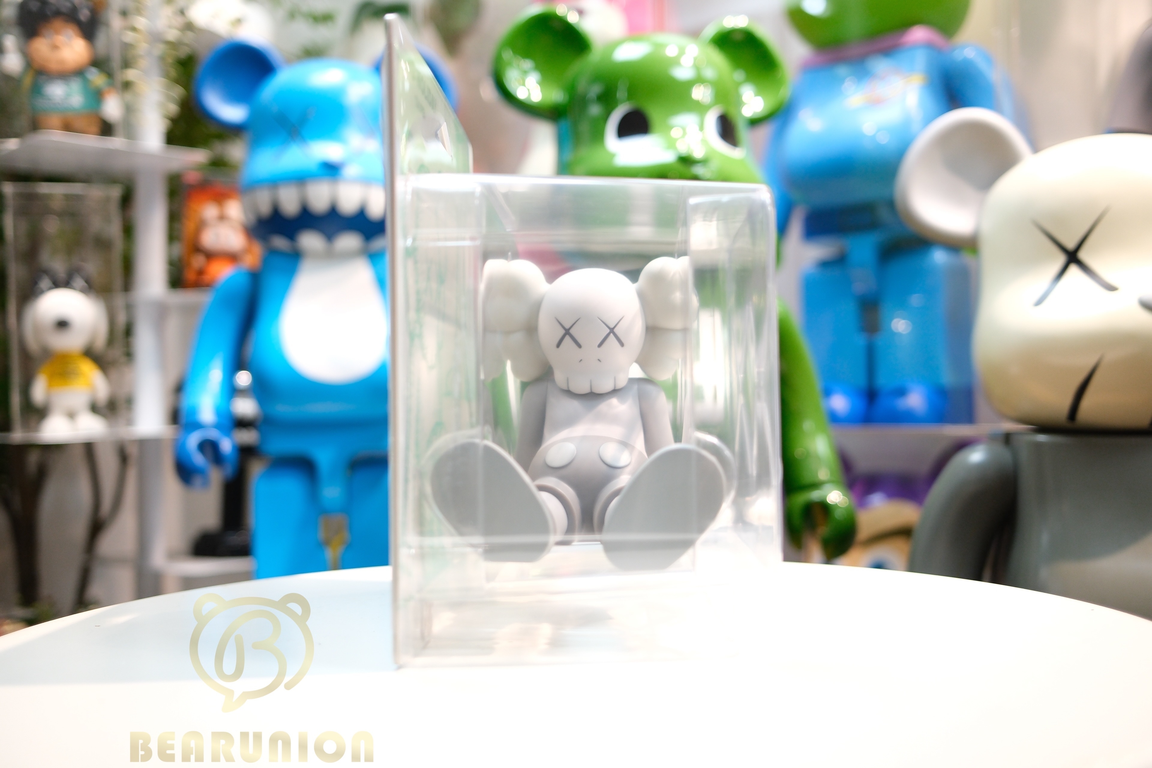 🥇現貨🥇KAWS Holiday Taipei Vinyl Figure Grey