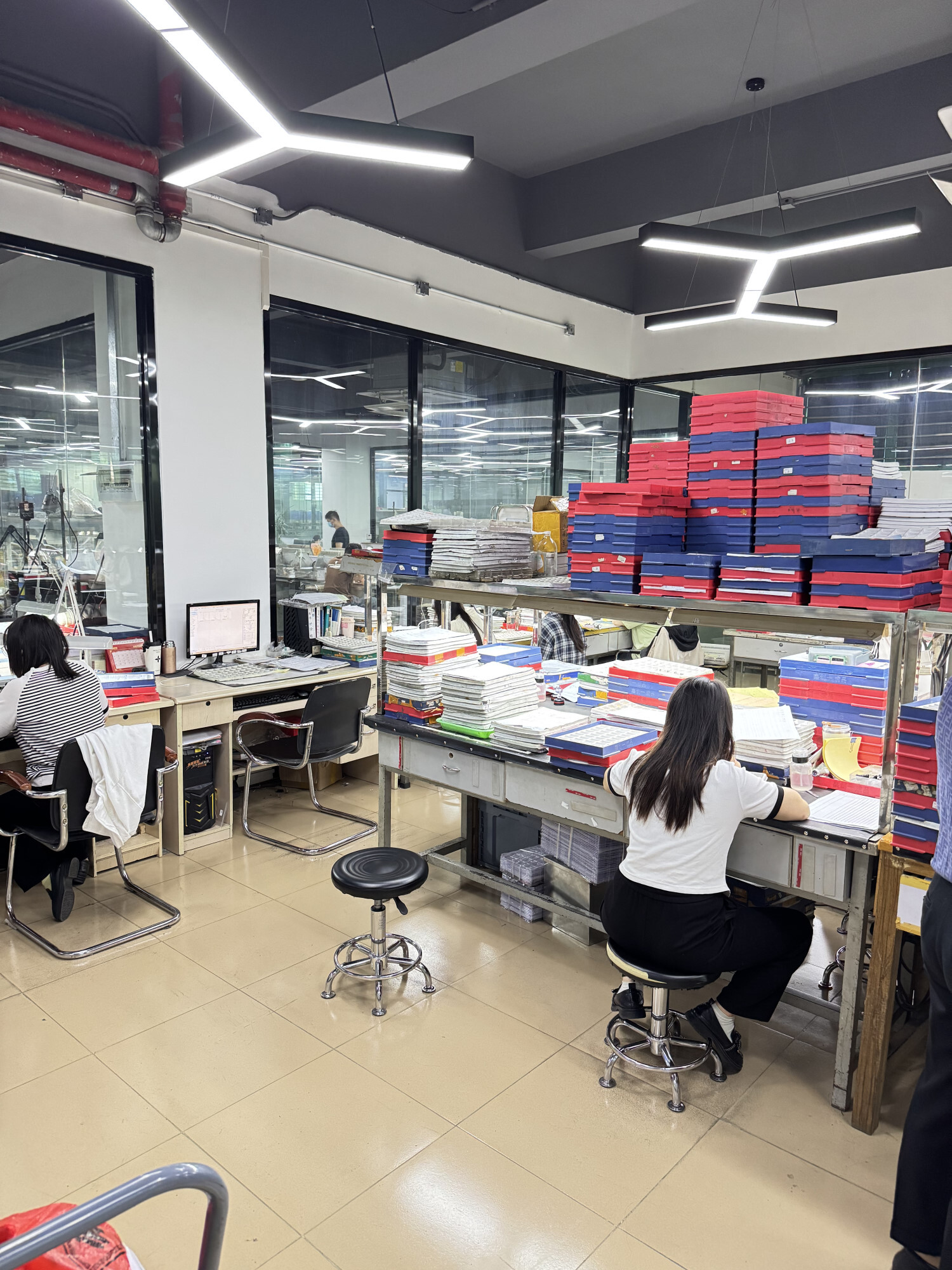 Zona de prototipado y gestión de documentos; soporte para marcas con pedidos a medida, ventas al por mayor y pedidos pequeños