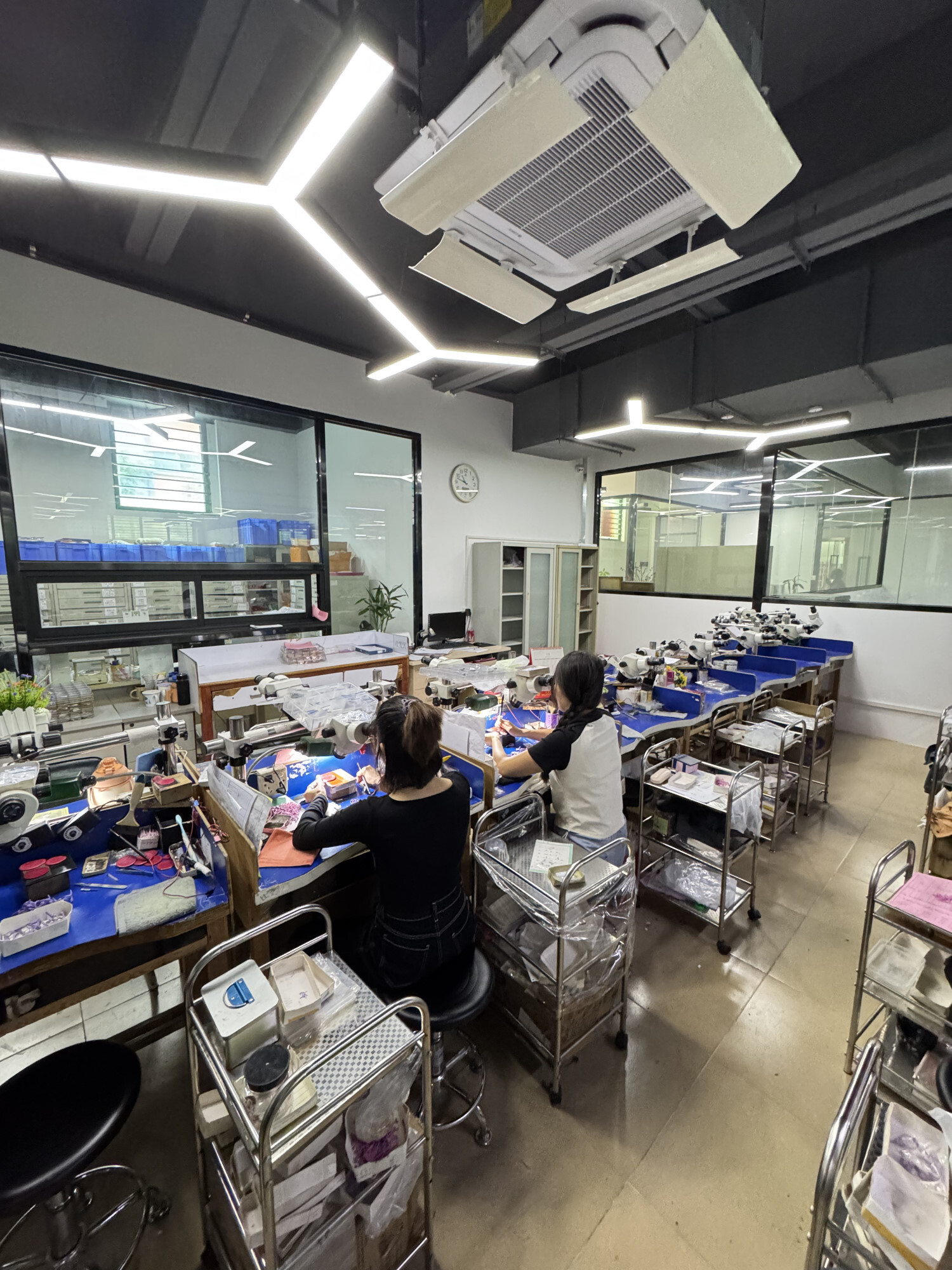 Áreas de inyección y retoque de cera; flujo completo de producción de joyería con control de calidad