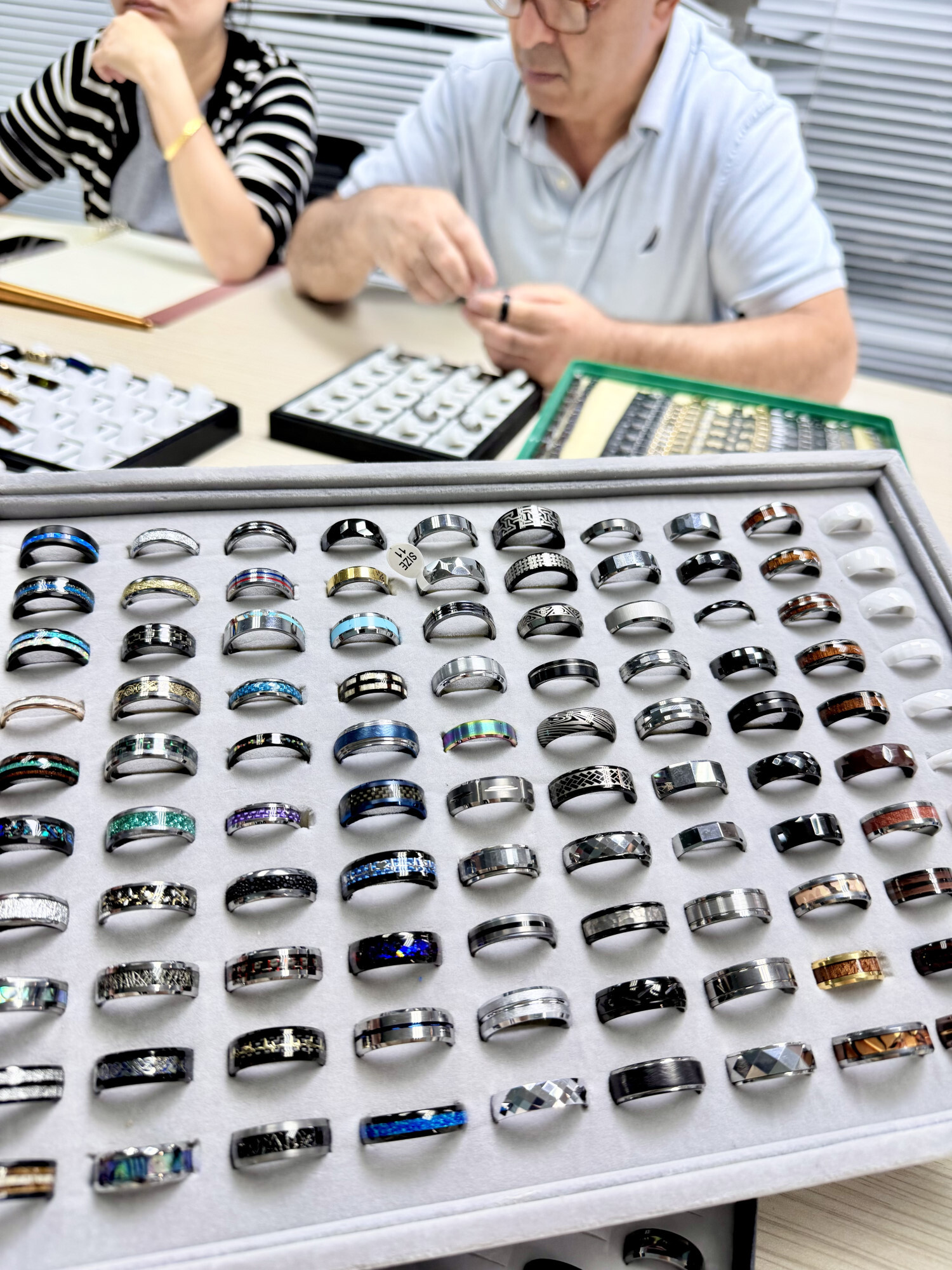 Múltiples muestras de anillos masculinos; fabricación a medida y servicio B2B