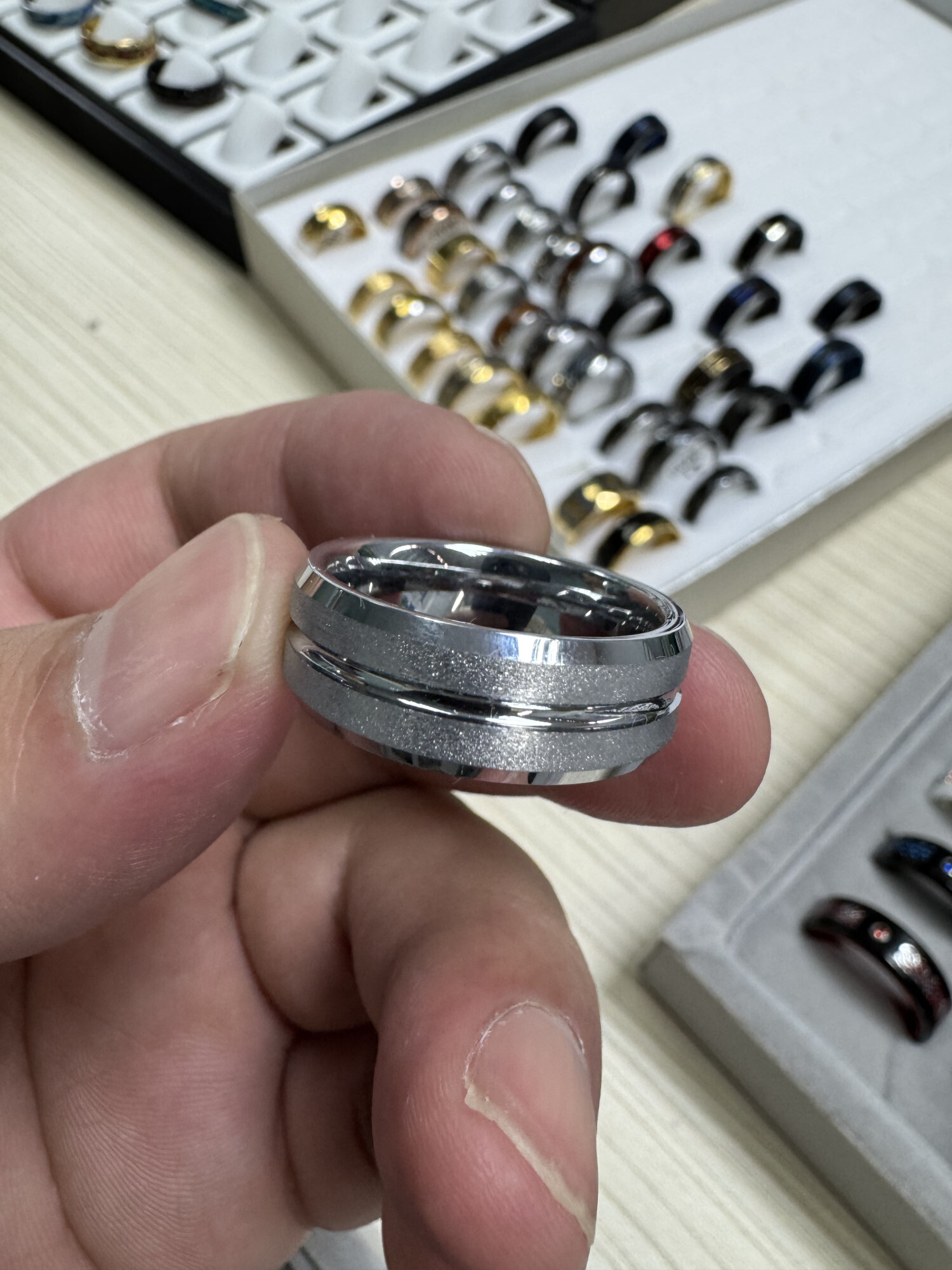 Muestra de anillo plateado en mano; calidad de fabricación de alto nivel