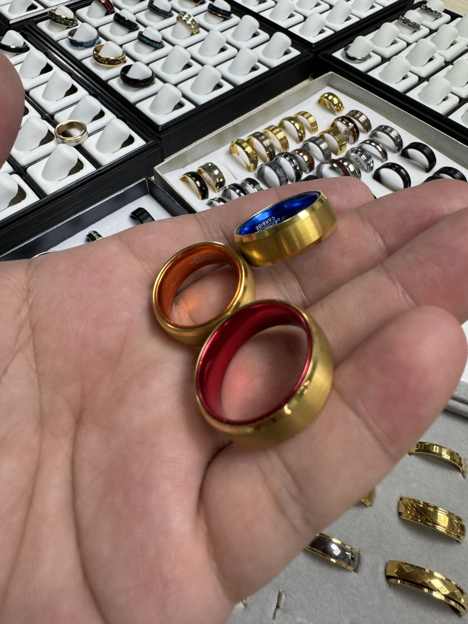 Varios anillos con interior de colores; diseño, prototipado y producción al por mayor