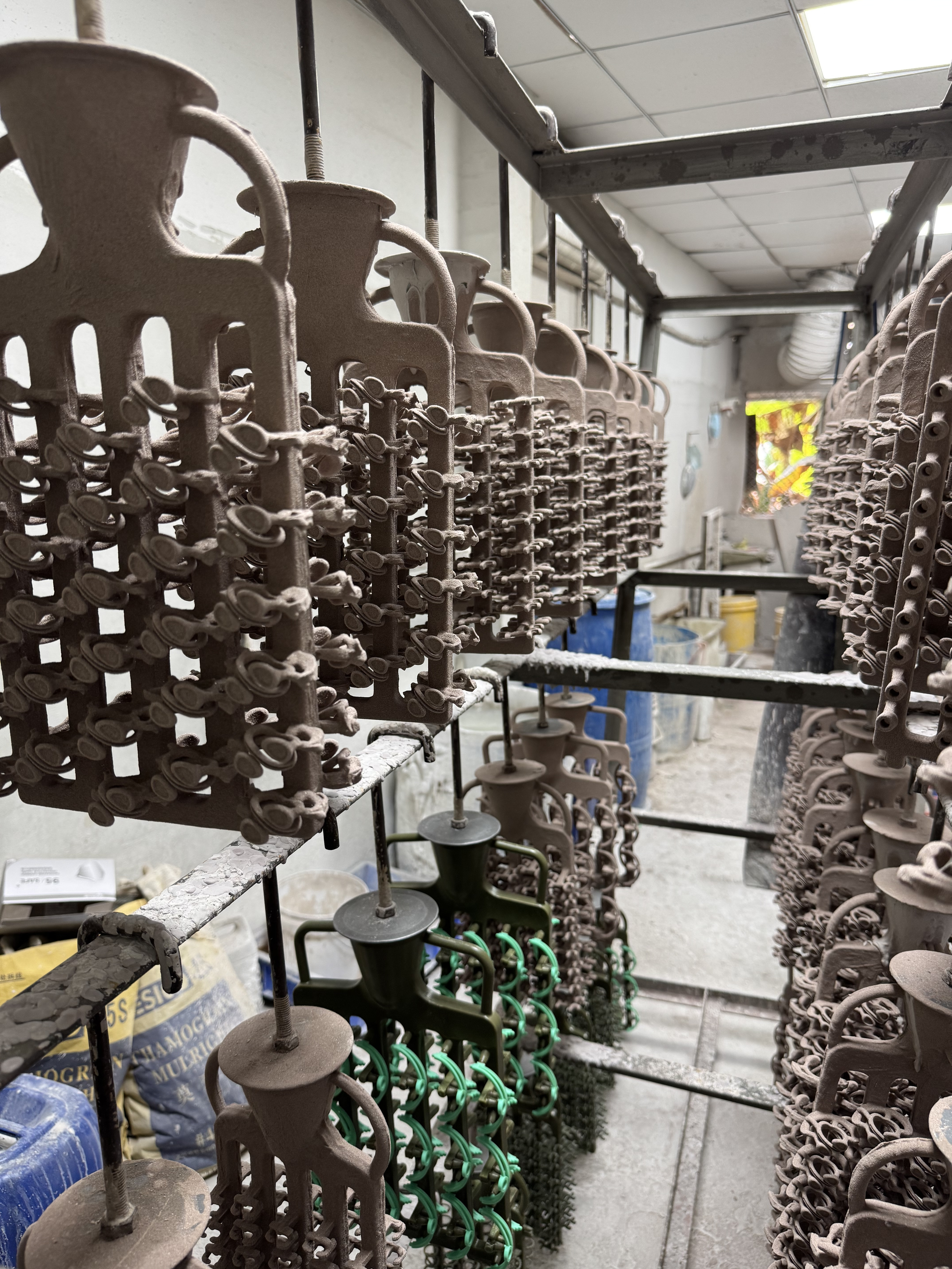 Árbol de cera con anillos fijados para el proceso de fundición; producción a gran escala en fábrica de joyería