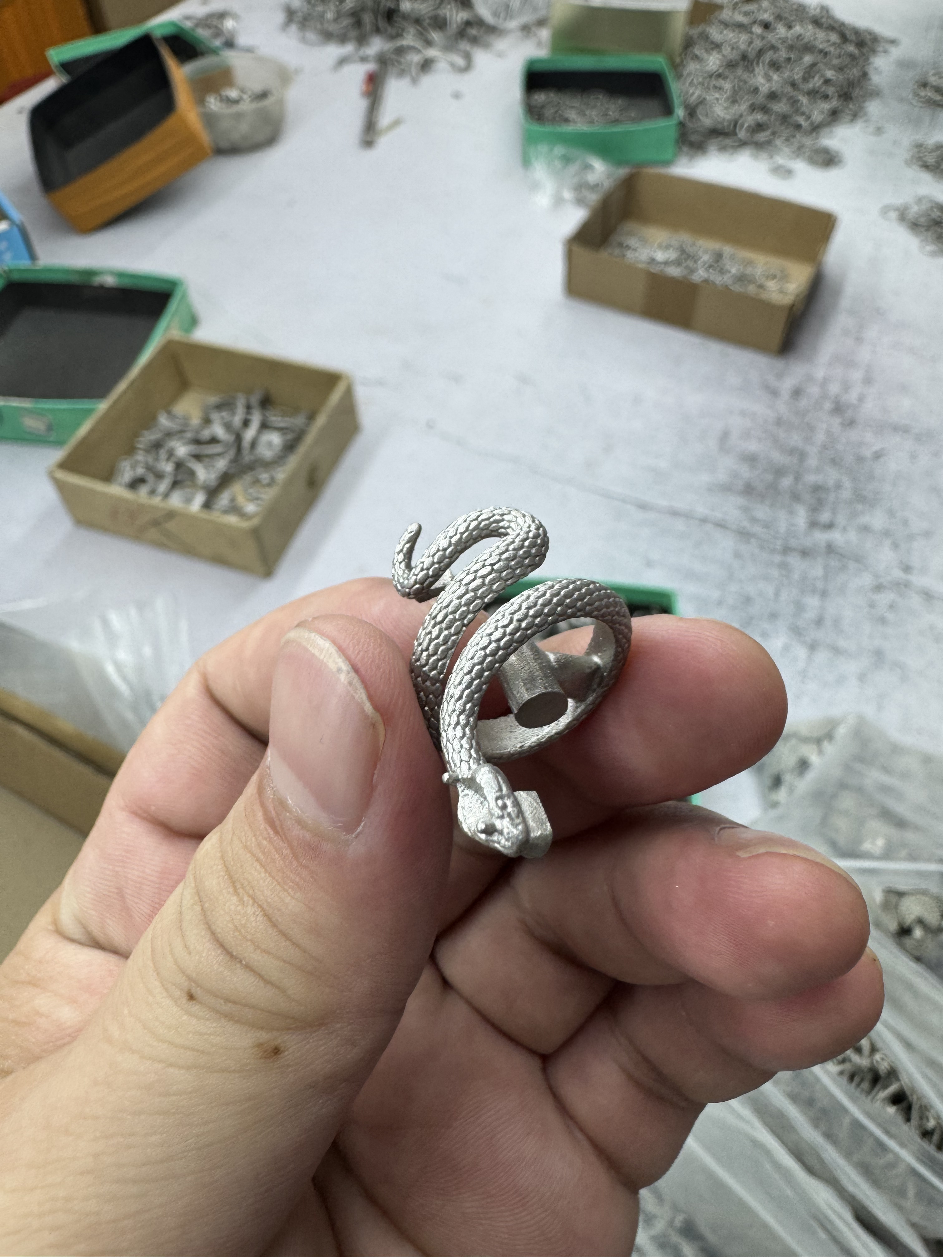 Muestra de anillo en forma de serpiente sin acabado; fabricación de joyería metálica