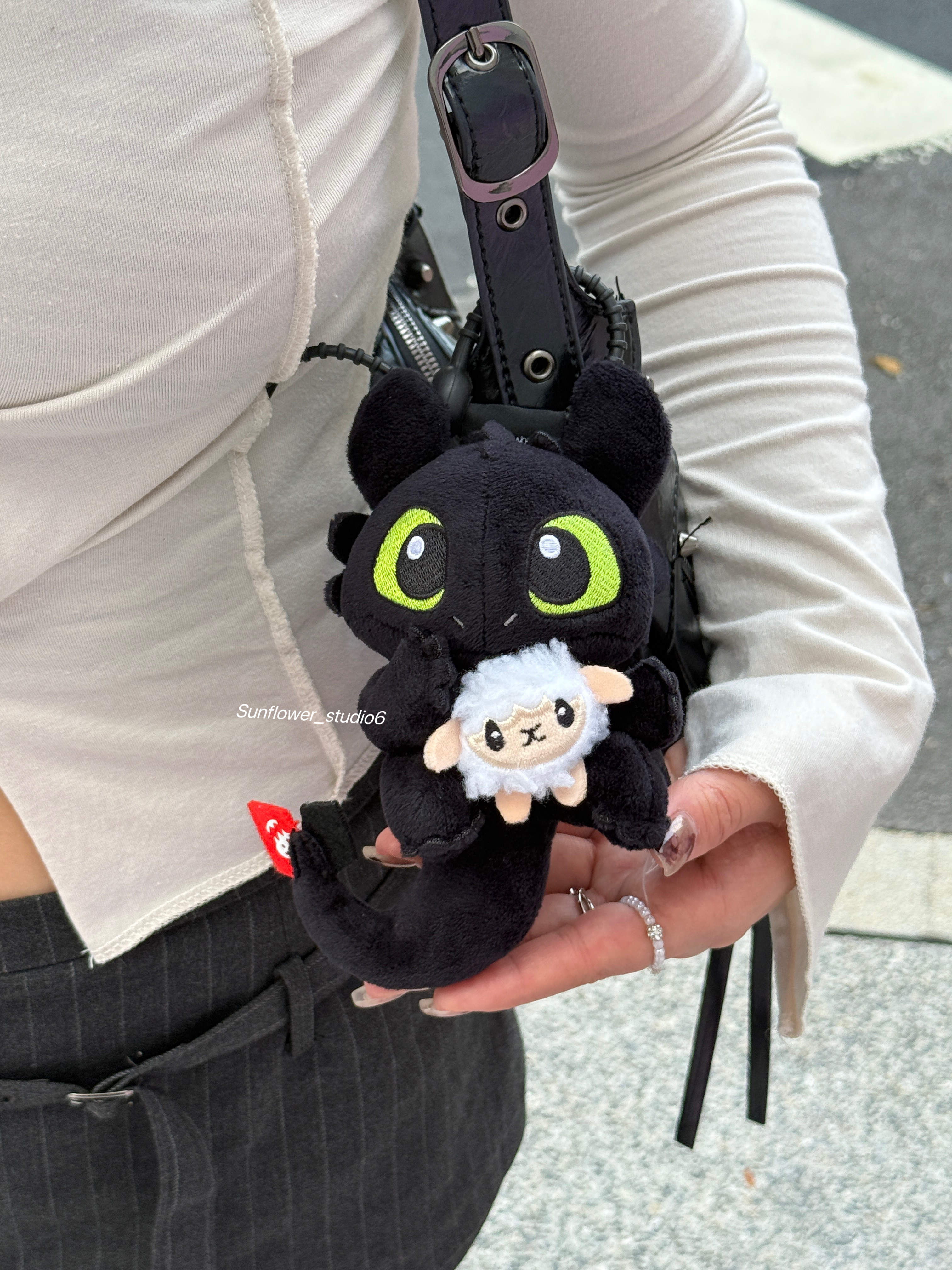 馴龍高手 環球正版授權 夜煞 綿羊款毛絨吊飾 抽拉款 沒牙仔 毛絨鑰匙圈 吊飾(任買兩件7-11免運)/預購