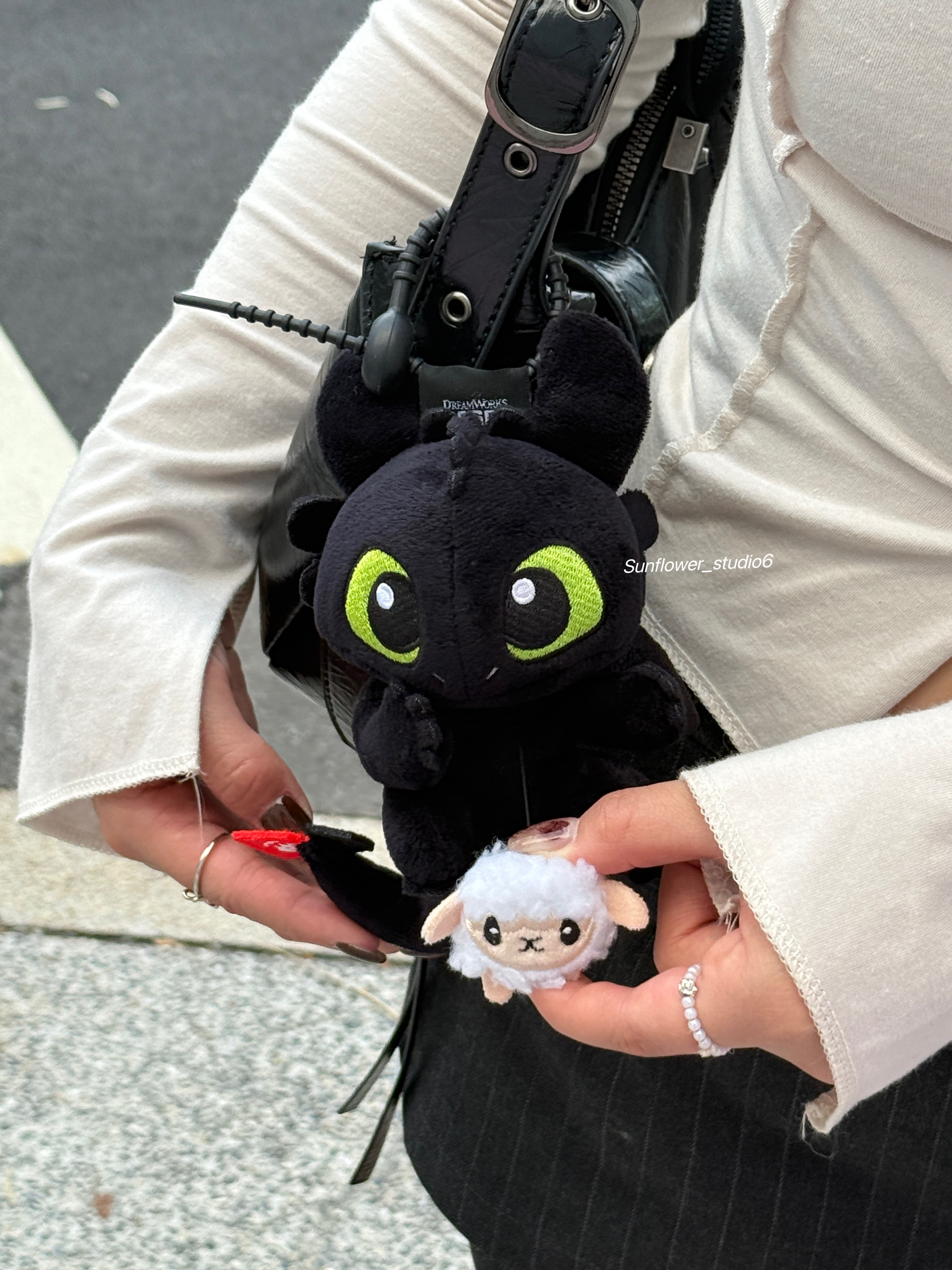 馴龍高手 環球正版授權 夜煞 綿羊款毛絨吊飾 抽拉款 沒牙仔 毛絨鑰匙圈 吊飾(任買兩件7-11免運)/預購