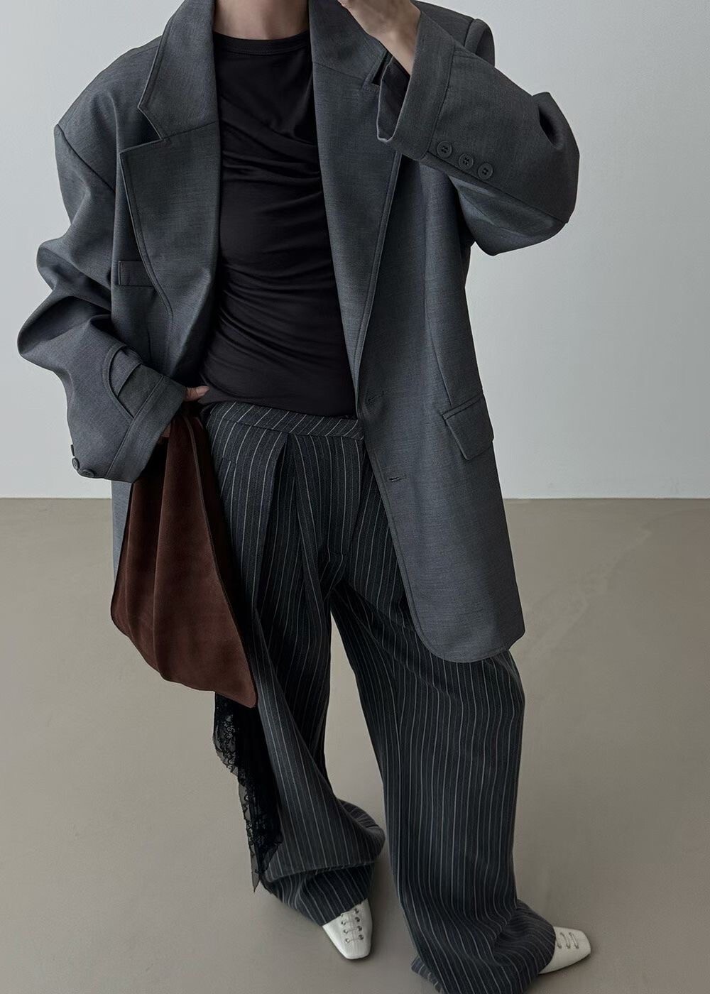 單側蕾絲造型直紋西褲