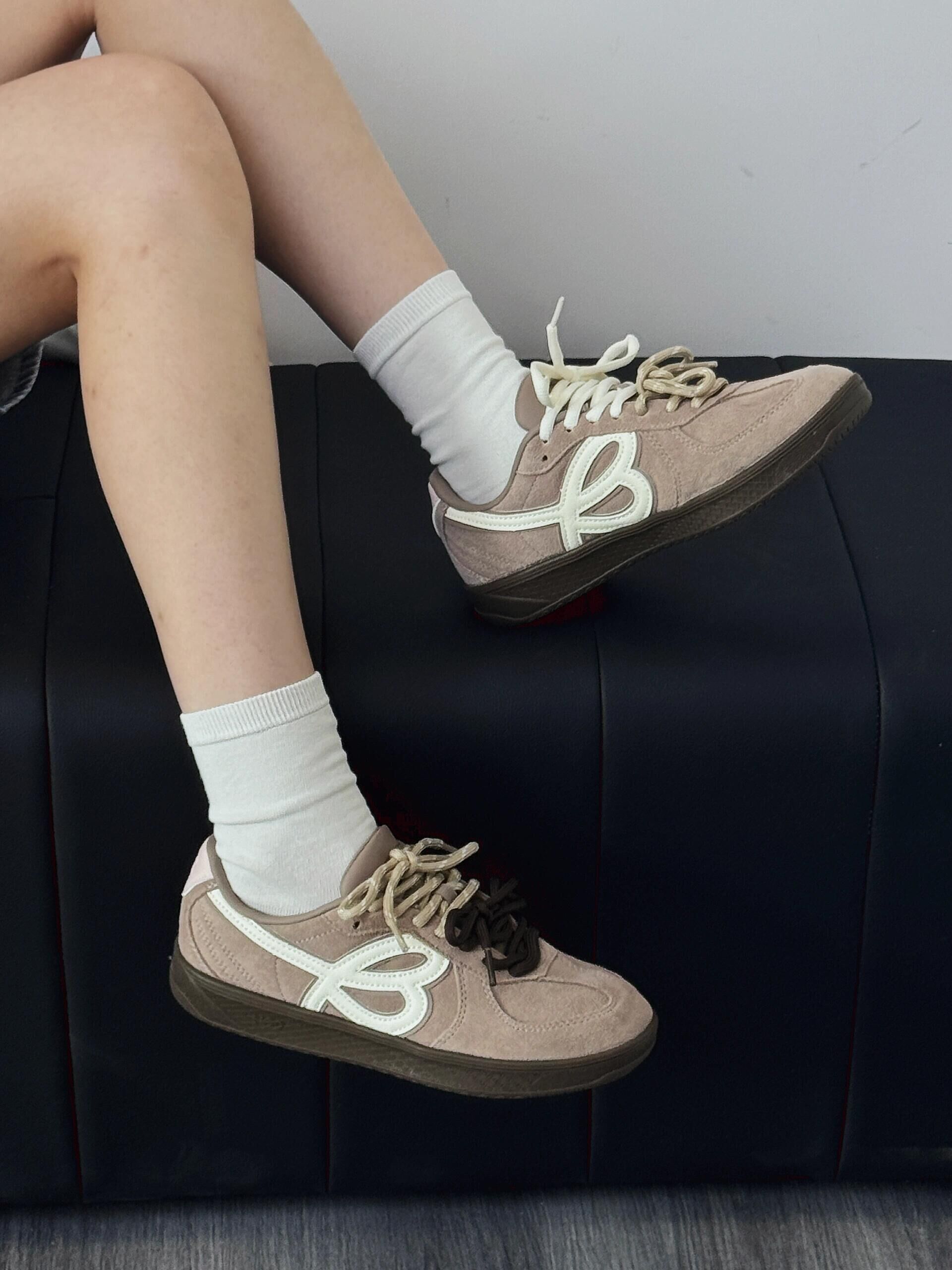 HBD x We Flower 小花鞋 麂皮 緞面 拼接 焦糖底 復古 德訓鞋 奶芋灰 灰色/預購