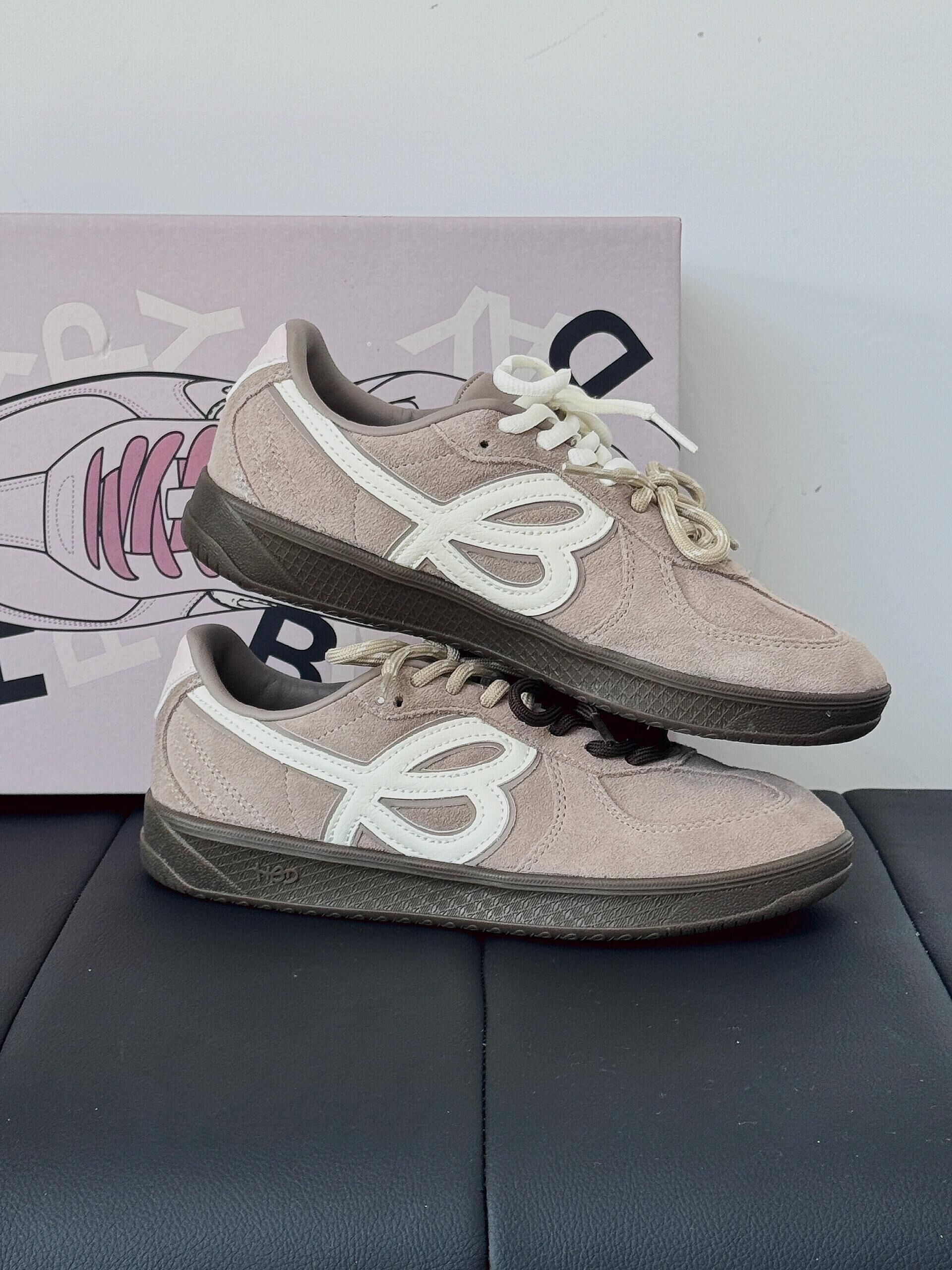 HBD x We Flower 小花鞋 麂皮 緞面 拼接 焦糖底 復古 德訓鞋 奶芋灰 灰色/預購