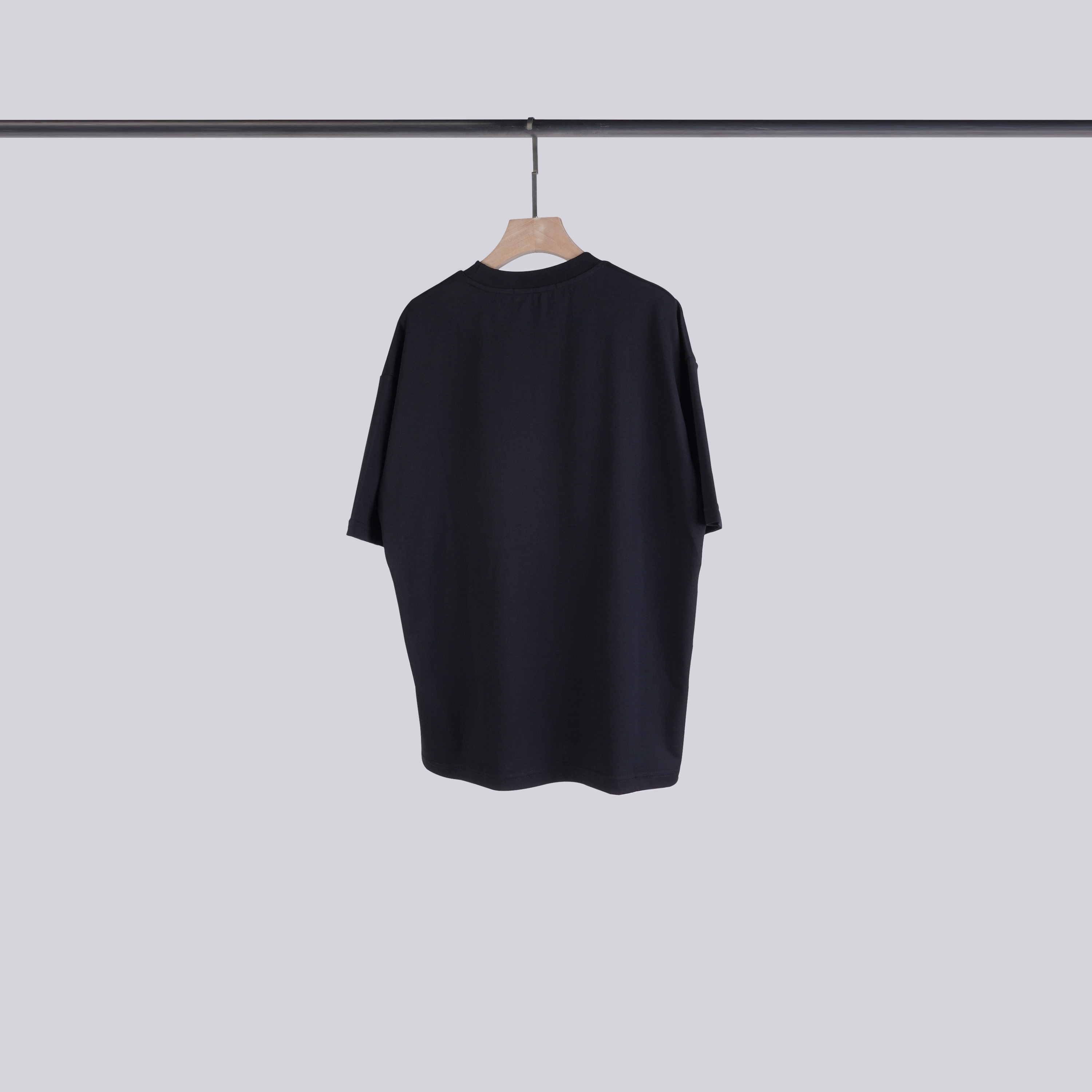 質感方形飾牌圓領T | M-L | 就是黑