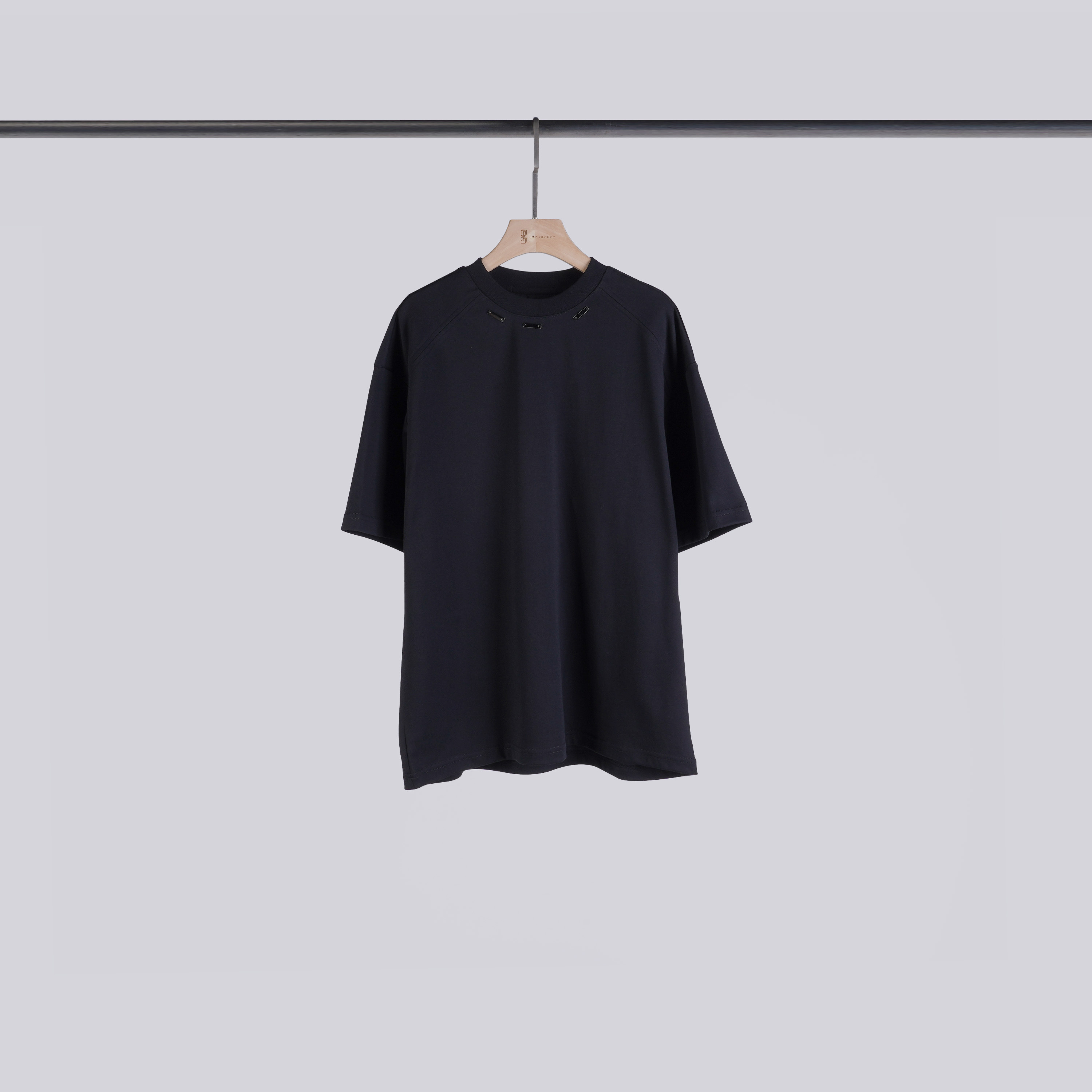 質感方形飾牌圓領T | M-L | 就是黑