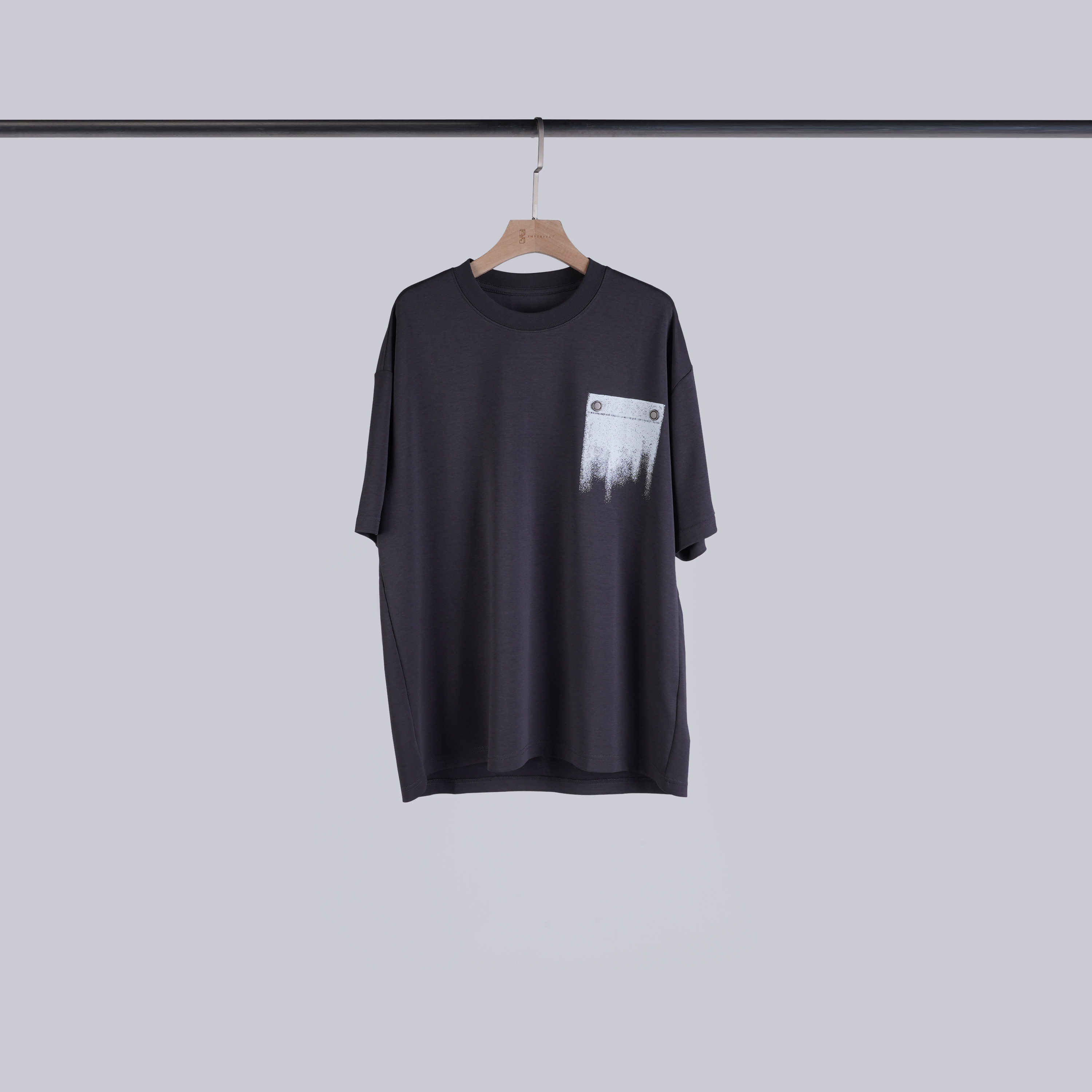 質感釘釦刷色口袋T | XL-2XL | 有點灰