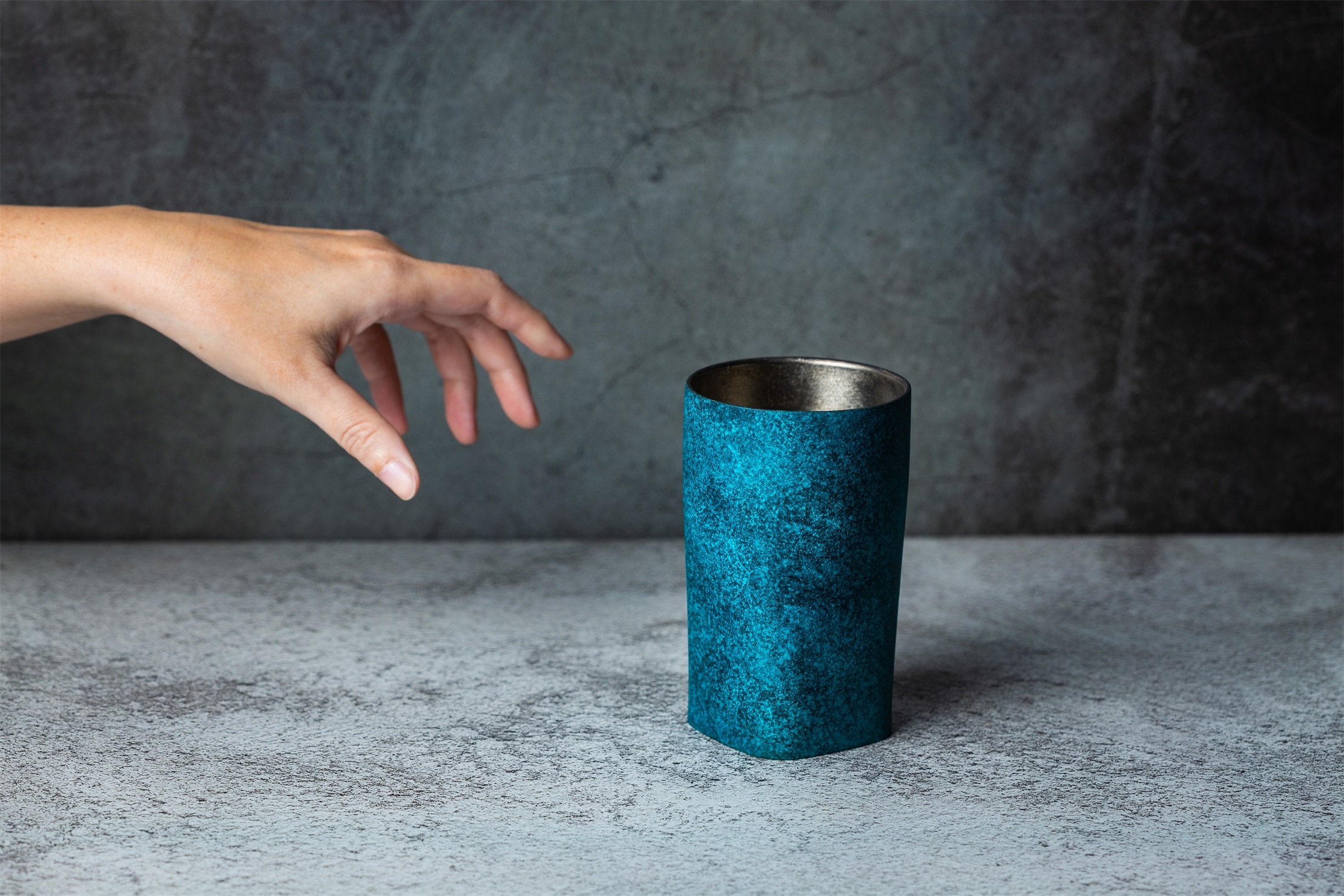 昶典鈦造 x 折井著色所 方形鈦杯｜孔雀藍｜鈦焠之美/鈦金屬