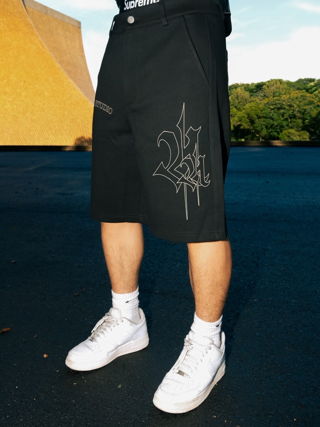 ATONE STUDIO 皇家Logo 六分黑棉褲 “label jorts”