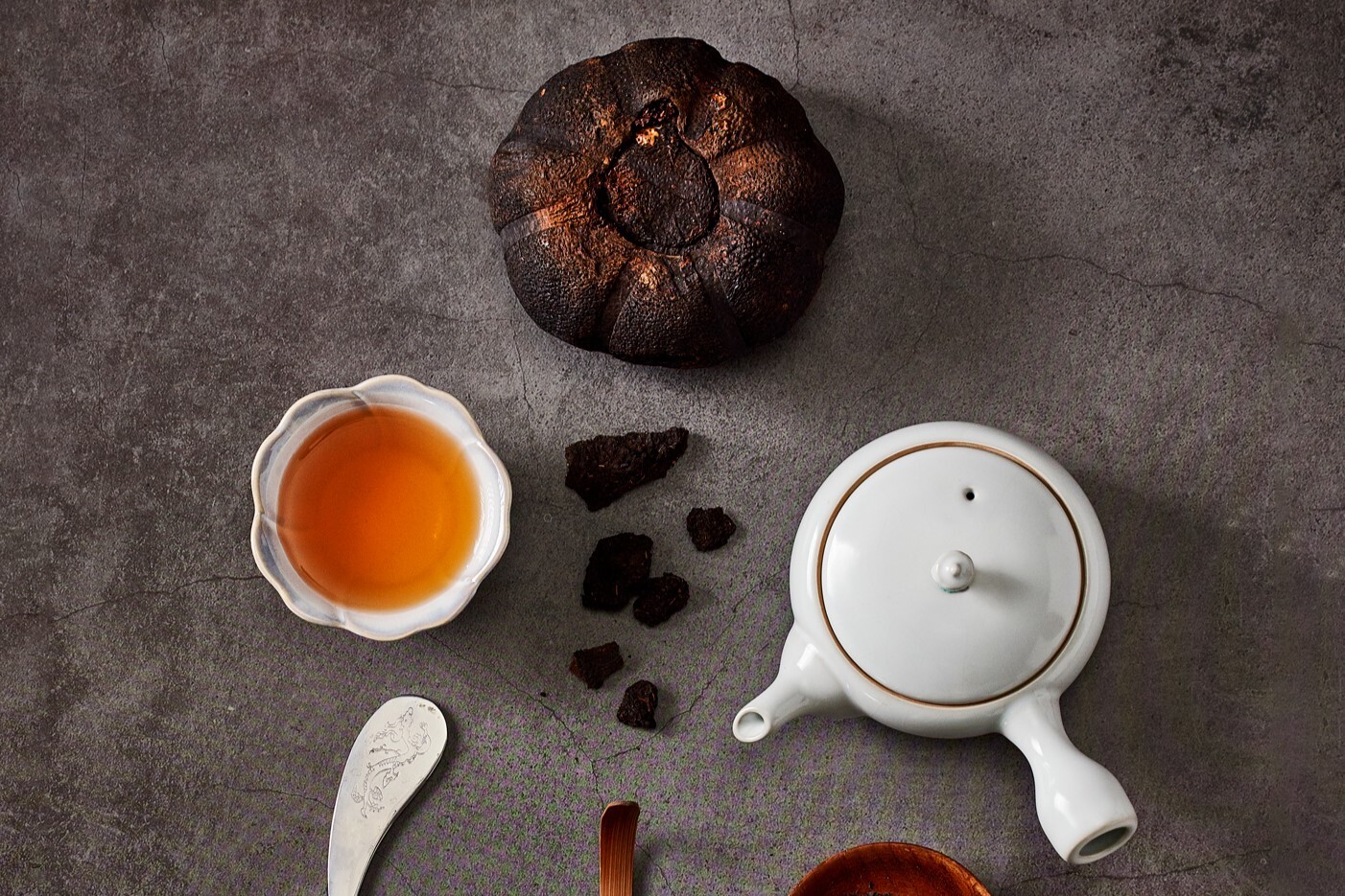 普洱茶柑普茶沖泡示範，搭配白瓷茶壺、茶湯與茶具工具｜常見茶葉FAQ：普洱茶如何沖泡？柑普茶保存方法？茶葉工具使用介紹