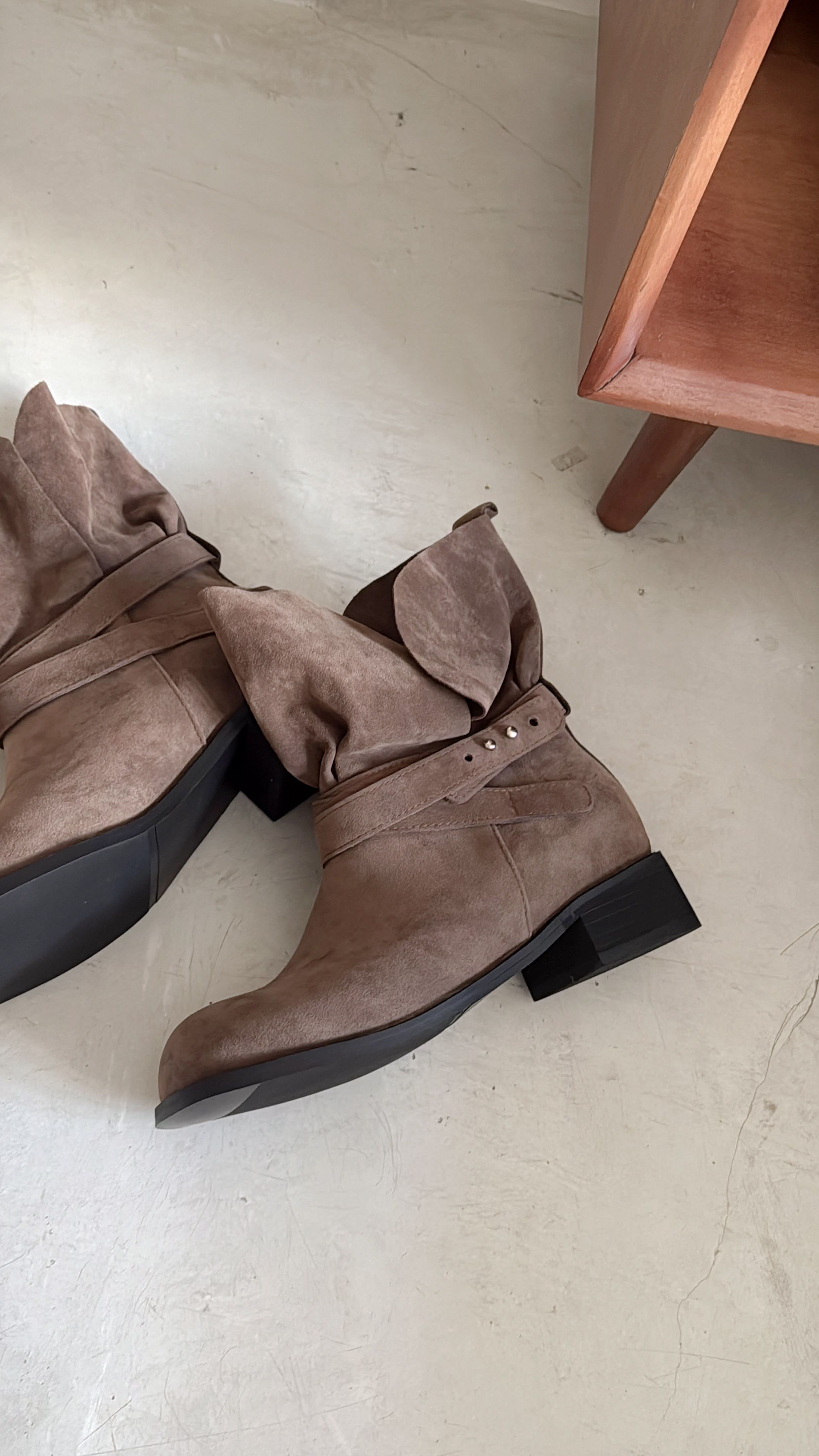 磨砂皮不規側短boots