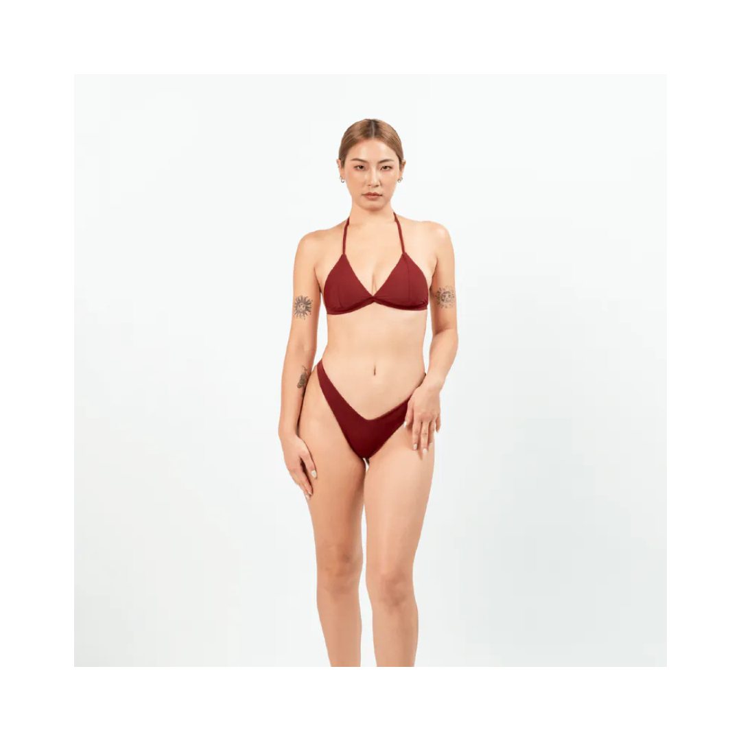 ▲TIMU 簡約拼接 三角補曬上衣 / Garnet 石榴紅