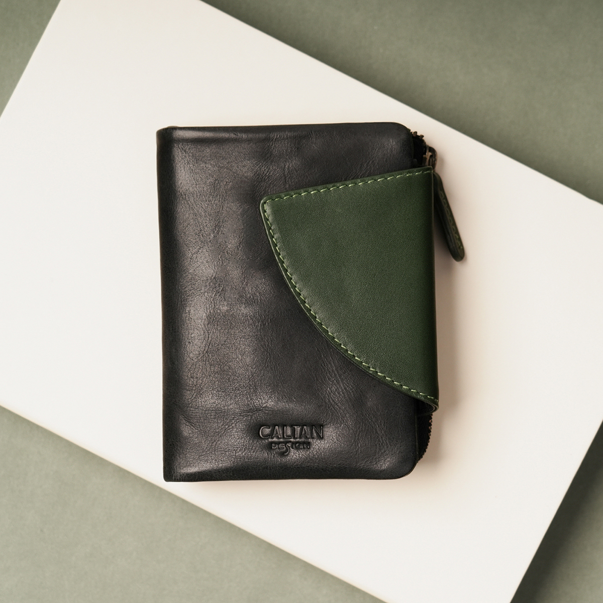 【招財母錢包💰】午夜苔真皮筆記式撞色皮夾 bk/gr (075258bk/gr)