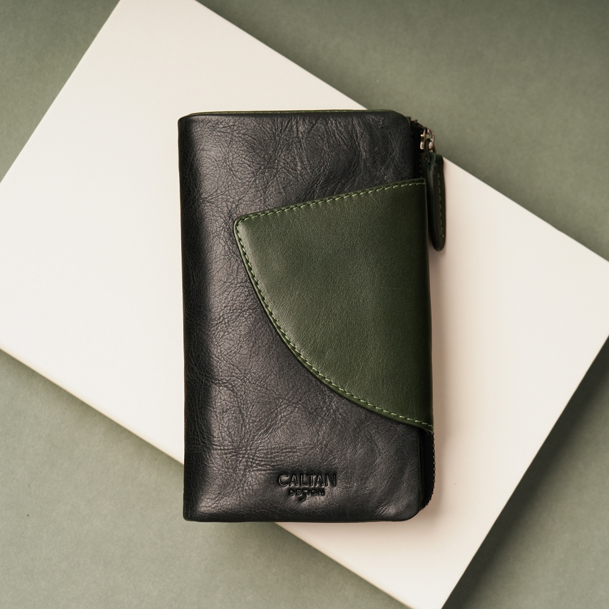 【招財母錢包💰】午夜森林真皮筆記式撞色中夾 bk/gr (075259bk/gr)