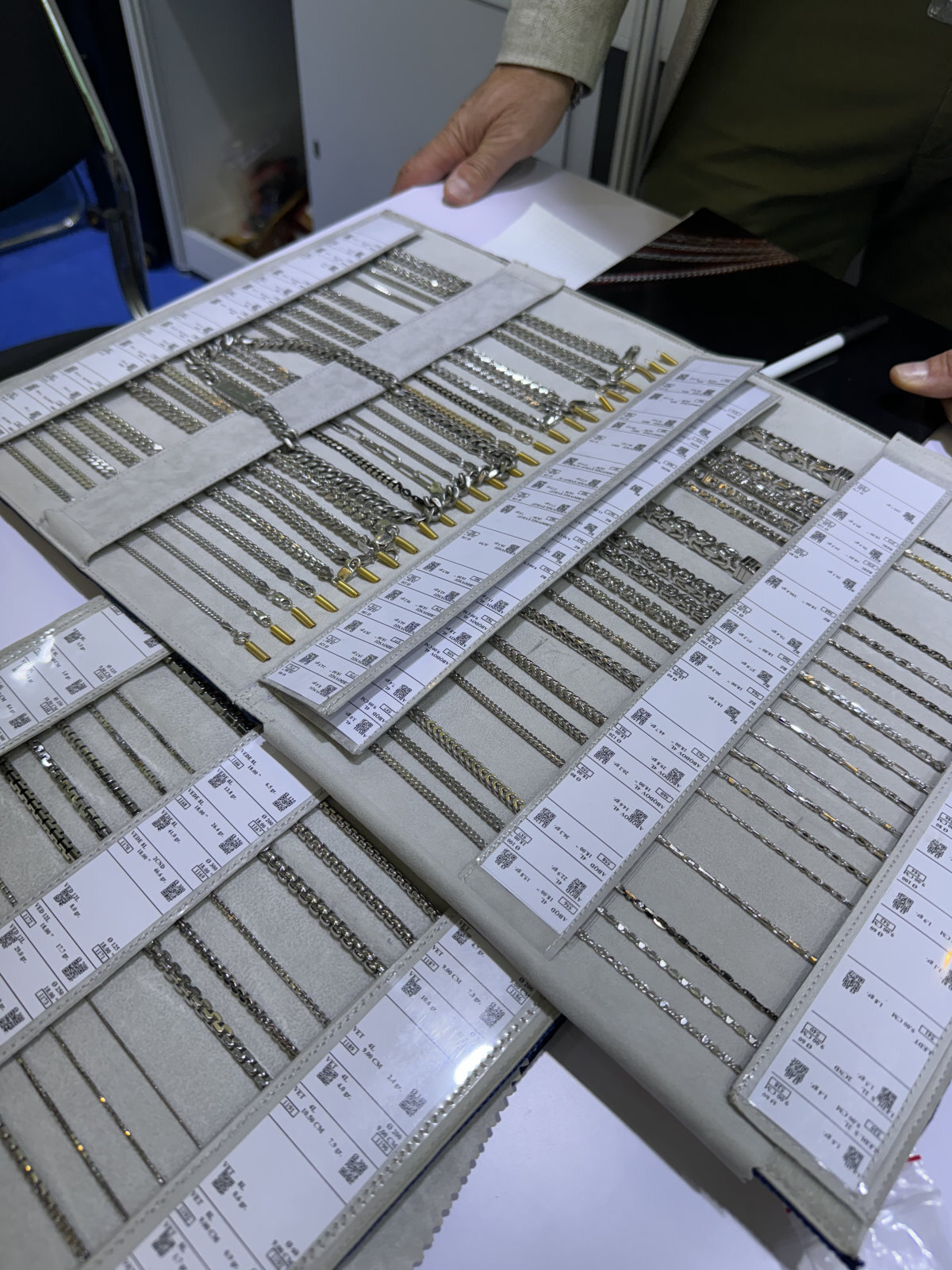 Muestrarios de cadenas de plata con etiquetas de especificaciones; catálogo de proveedor de joyería