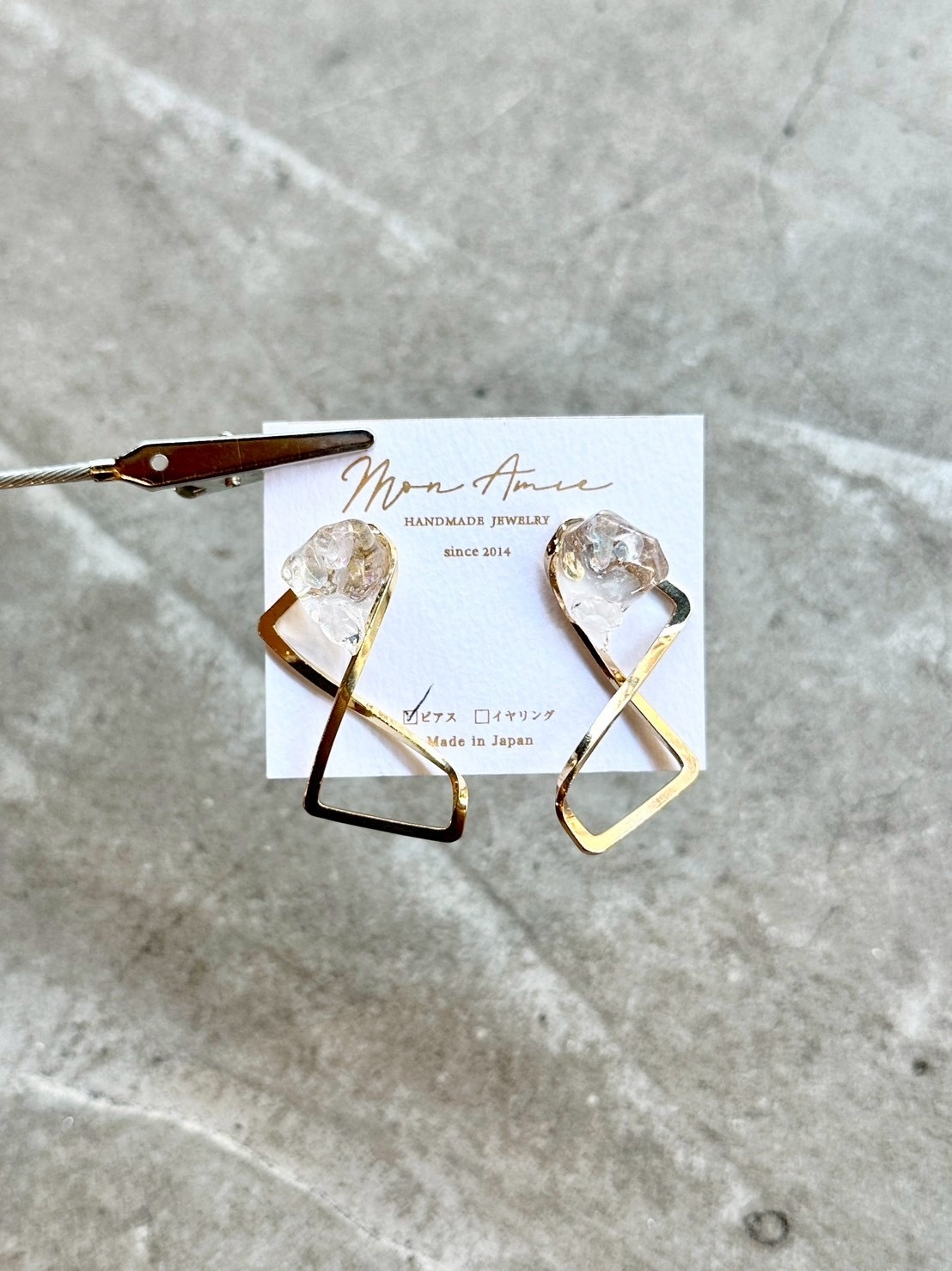 [Mon Amie] 扭轉極光彩石耳環 | 金色 | NO.18 | 耳針
