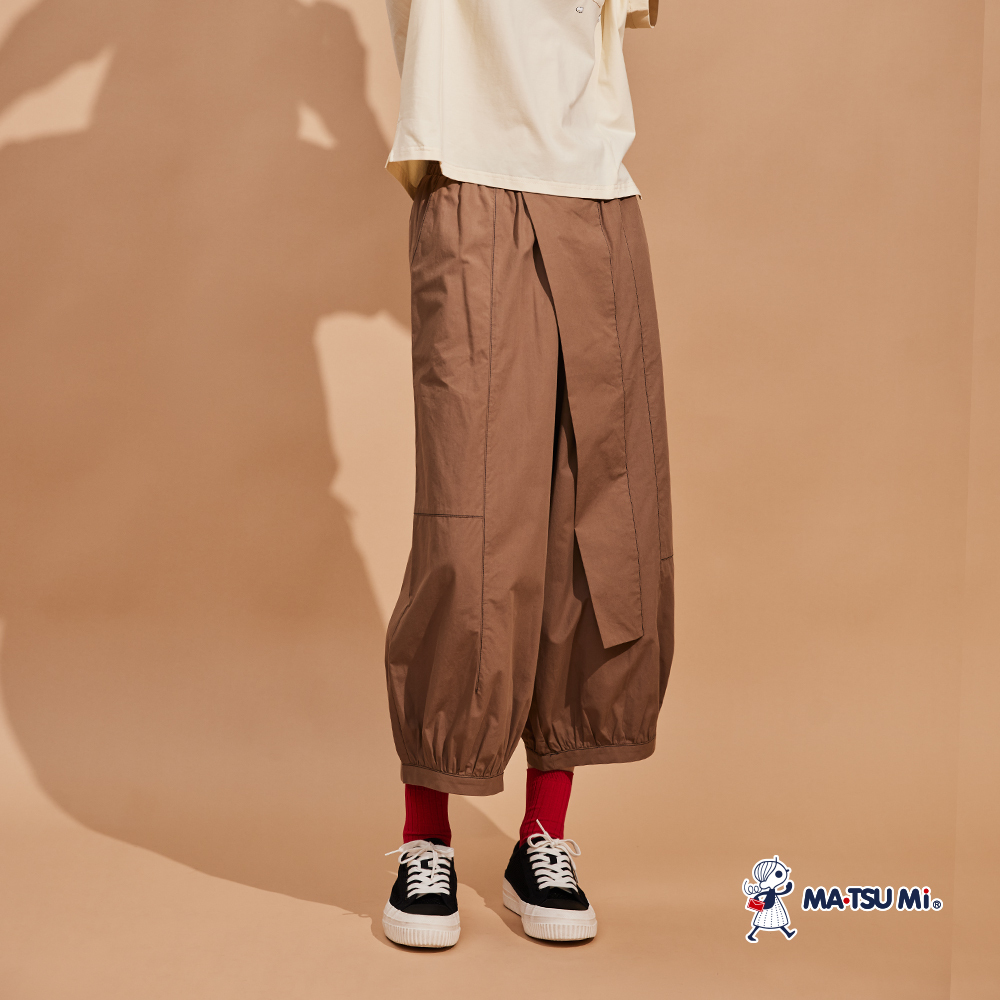 MA‧TSU Mi 車線感不對稱活片剪裁鬆緊純棉花苞寬褲(卡其.黑)