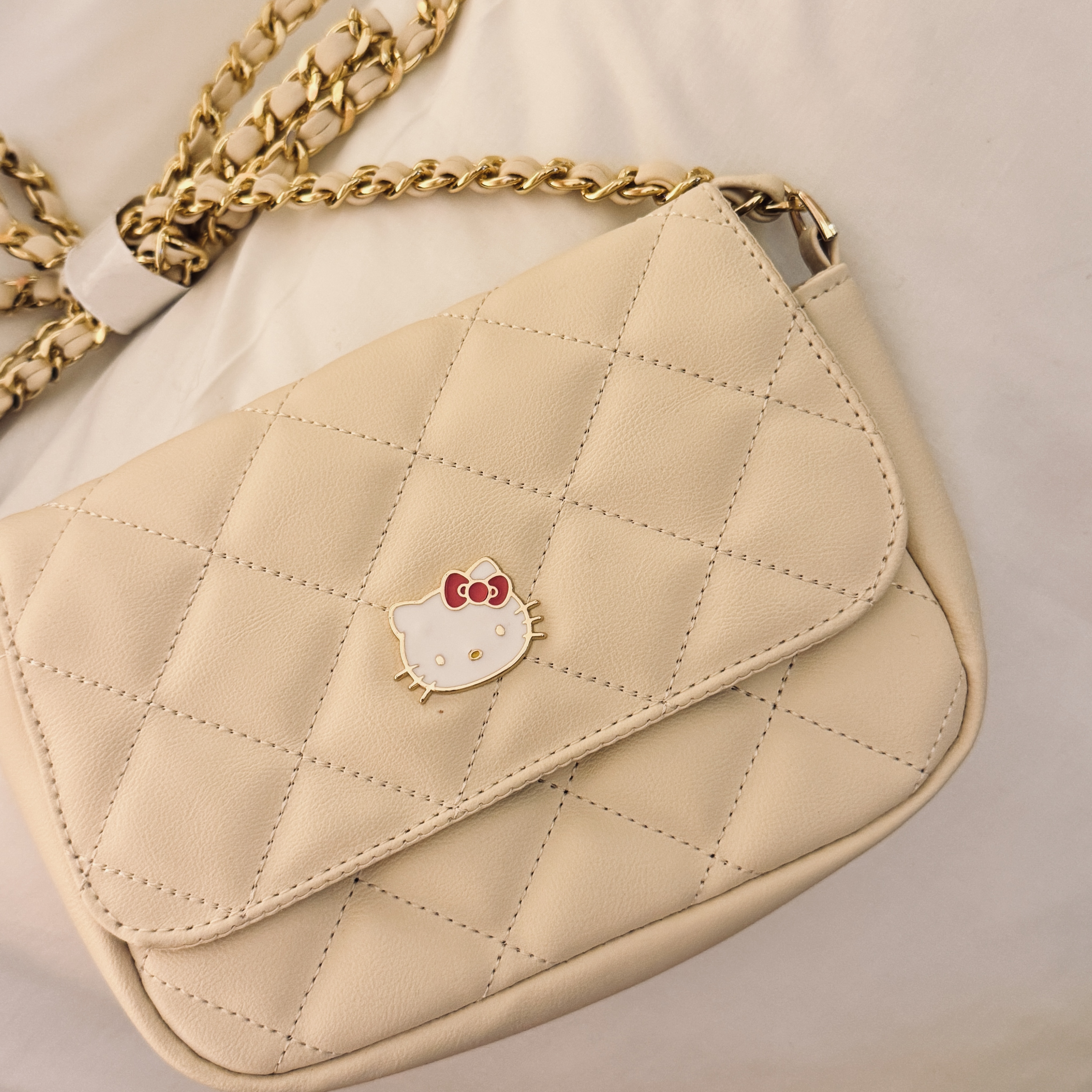 日本帶回🇯🇵三麗鷗正版稀有HELLO KITTY奶白小香包 禮物