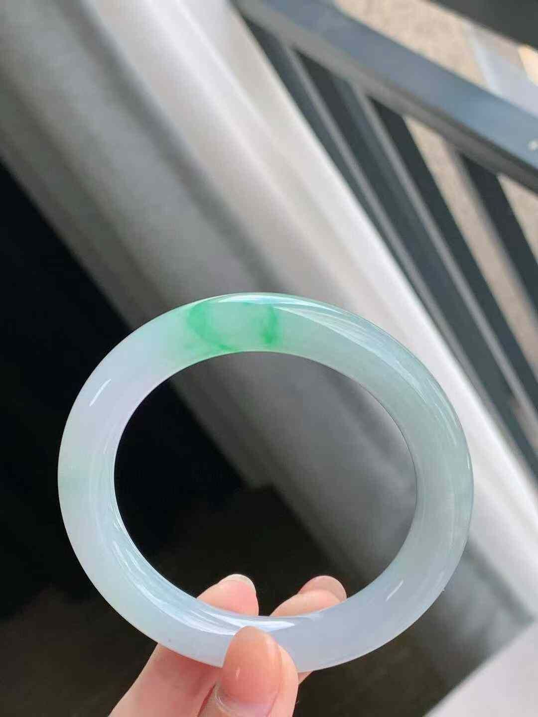 915658 53.8mm冰飄陽綠圓條翡翠手鐲 (52-54)