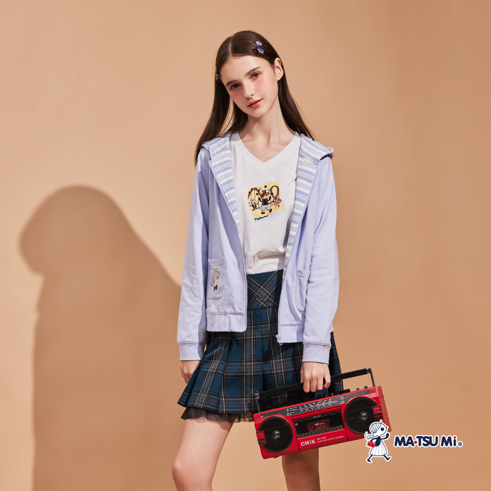 MA‧TSU Mi V領瑪娃樂園氛圍感印畫刺繡棉上衣(白.水藍)