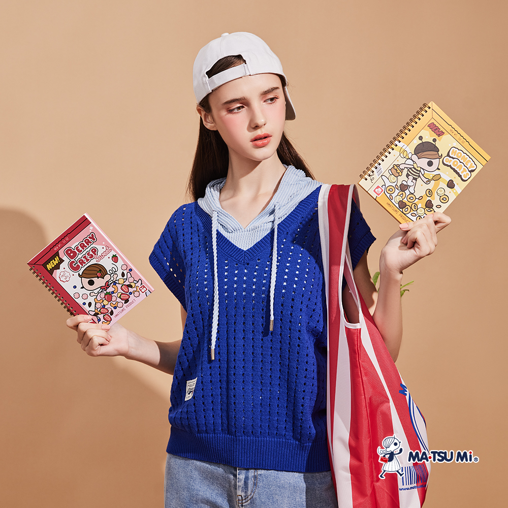 MA‧TSU Mi V領洞洞美式標籤針織背心(白.深藍)