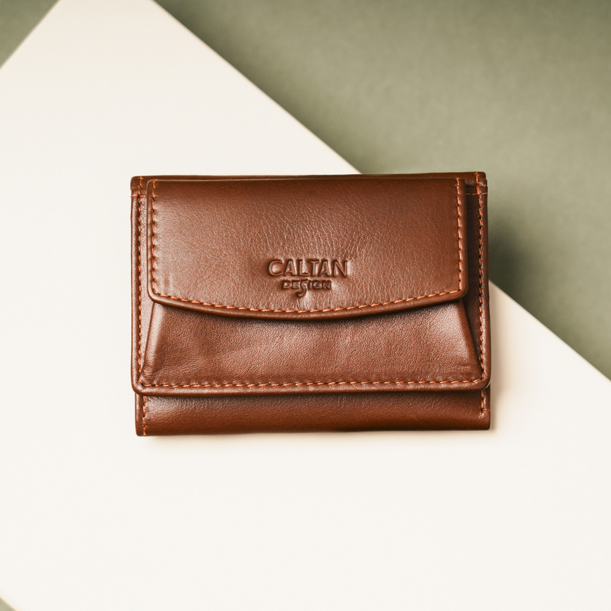 【招財母錢包💰】序曲2文藝打褶真皮三折短夾-兩色(075360)