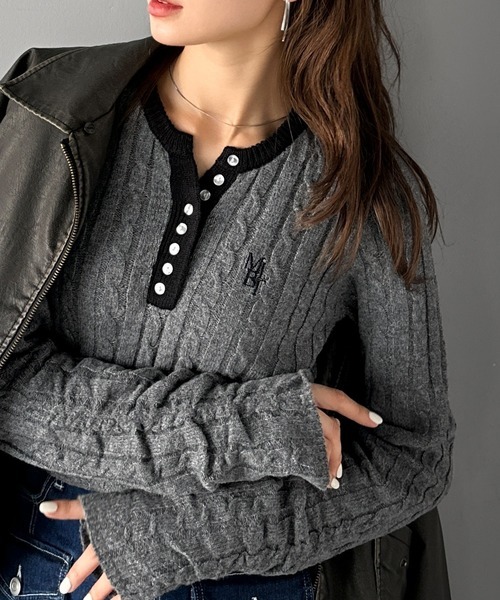 日本🇯🇵連線 Mily Bilet 刺繡排扣麻花針織上衣 絞花針織 亨利領 刺繡 褶皺袖子長袖 3色(任買兩件711免運)/預購