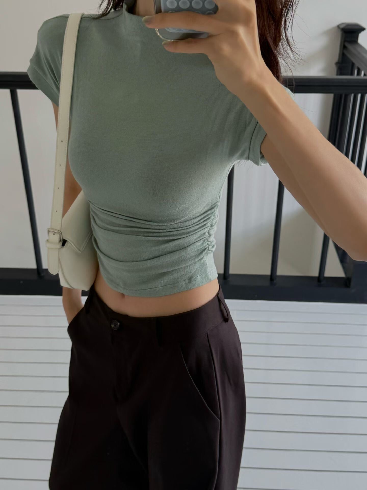 立領落肩側抓皺棉毛上衣