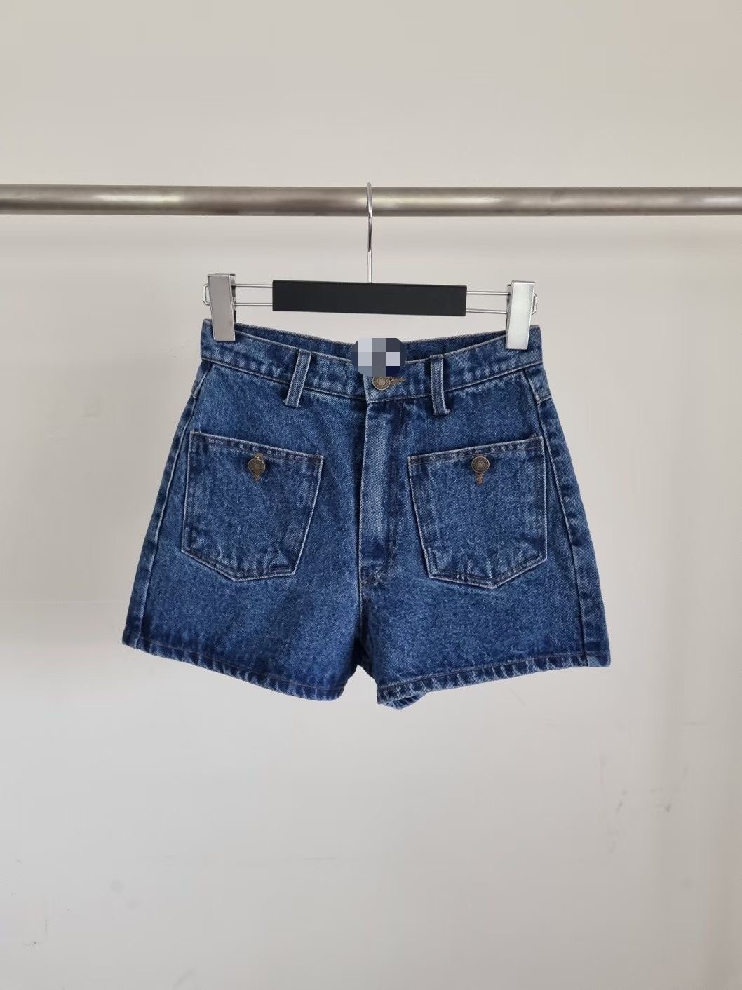 平口袋釦子牛仔短褲