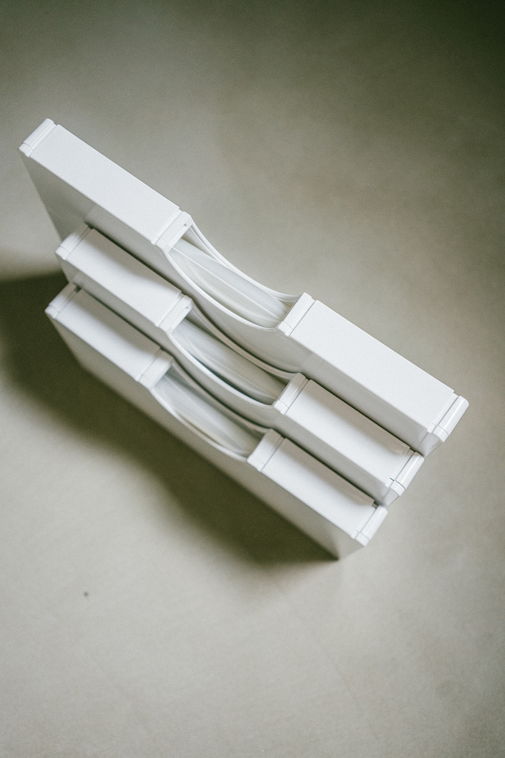 ISETO 伊勢藤日本製硬殼可磁吸塑膠袋收納／抽取盒