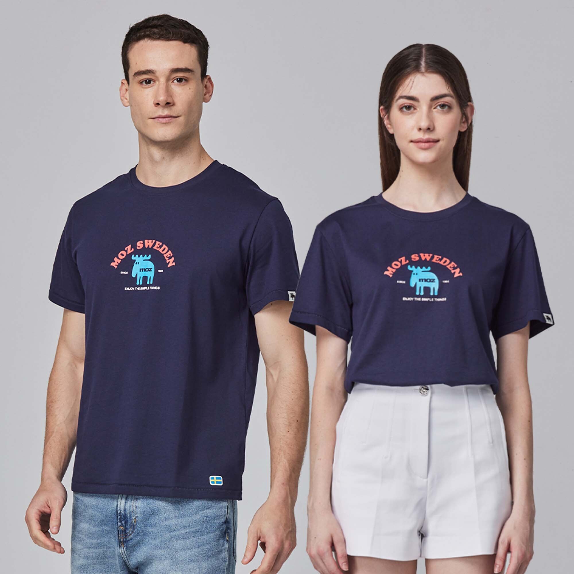 moz瑞典 美式休閒駝鹿 舒適柔棉 100%純棉短T-藏青(亞洲版)男女共款