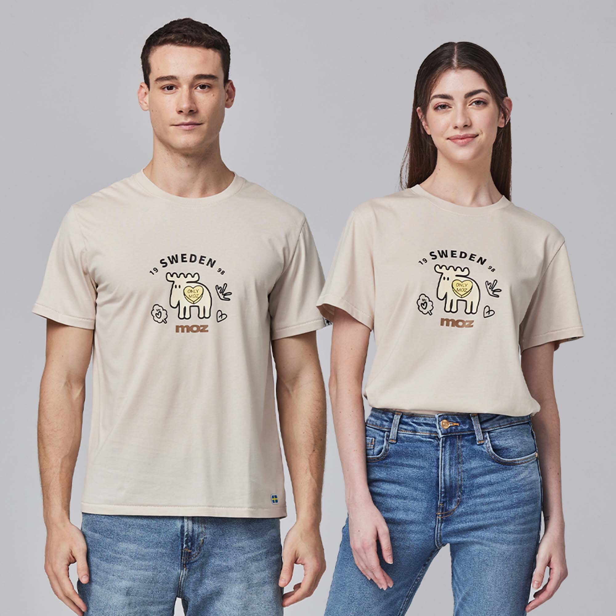 【官網限定款】moz瑞典 環形插畫駝鹿 舒適柔棉 100%純棉短T-奶茶(亞洲版)男女共款