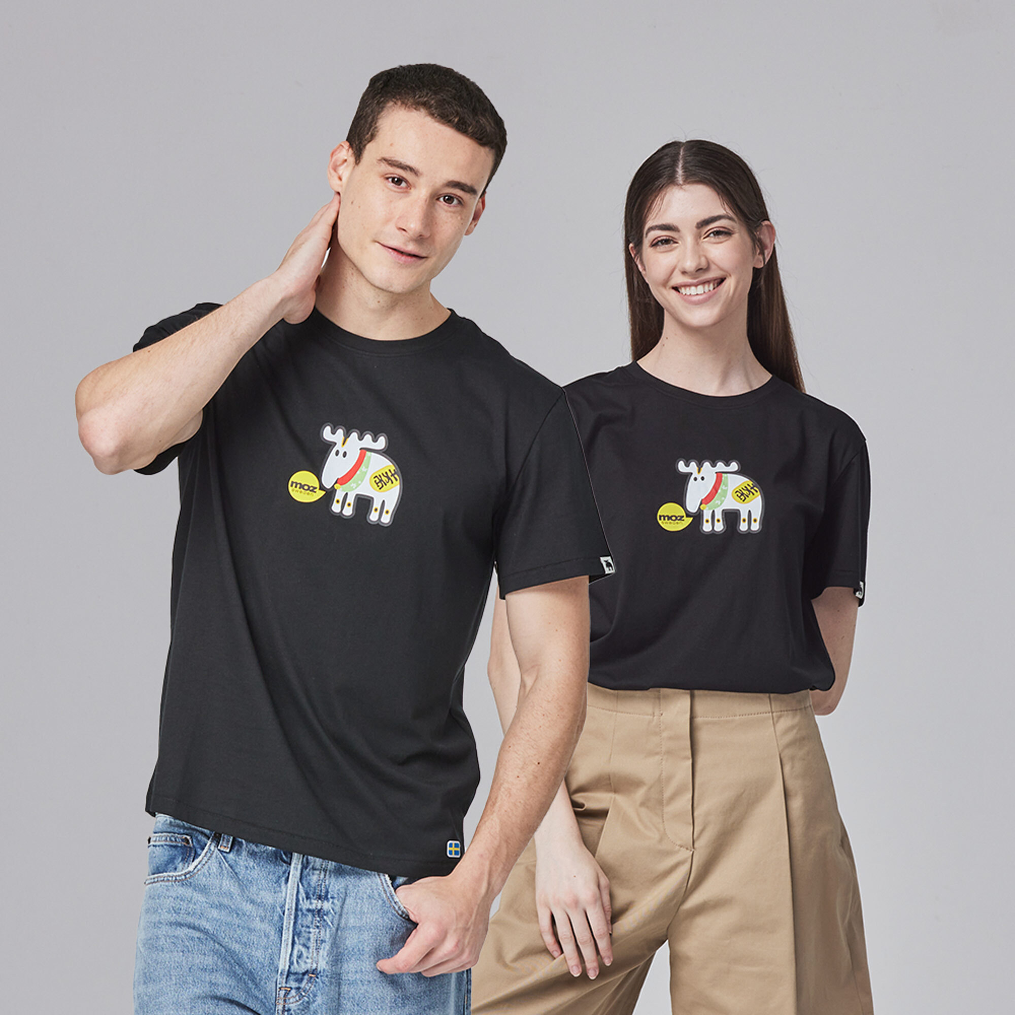 moz瑞典 招財駝鹿 舒適柔棉 100%純棉短T-萬年黑(亞洲版)男女共款