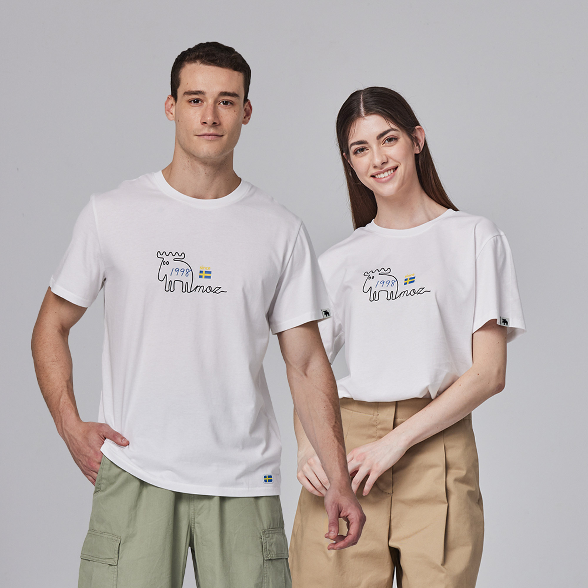 moz瑞典 駝鹿 極簡線條 舒適柔棉 100%純棉短T-經典白(亞洲版)男女共款