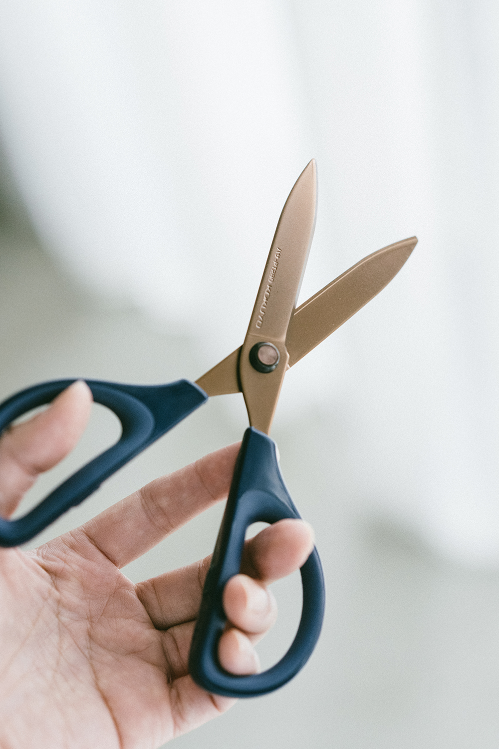 SAXA 輕型空氣彈力4倍銳利鈦氟薄刃不沾膠剪刀