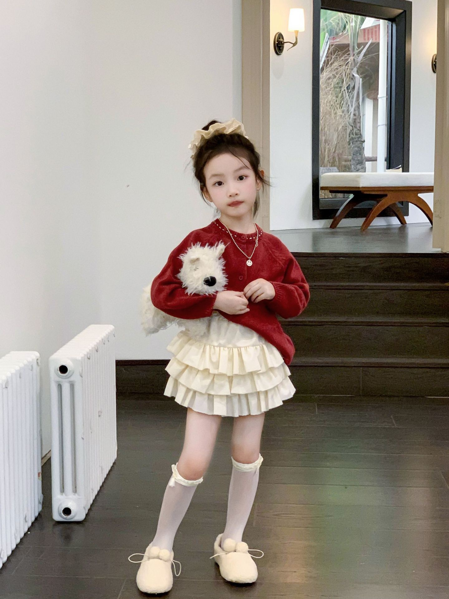 紅色針織外套/米色蛋糕裙