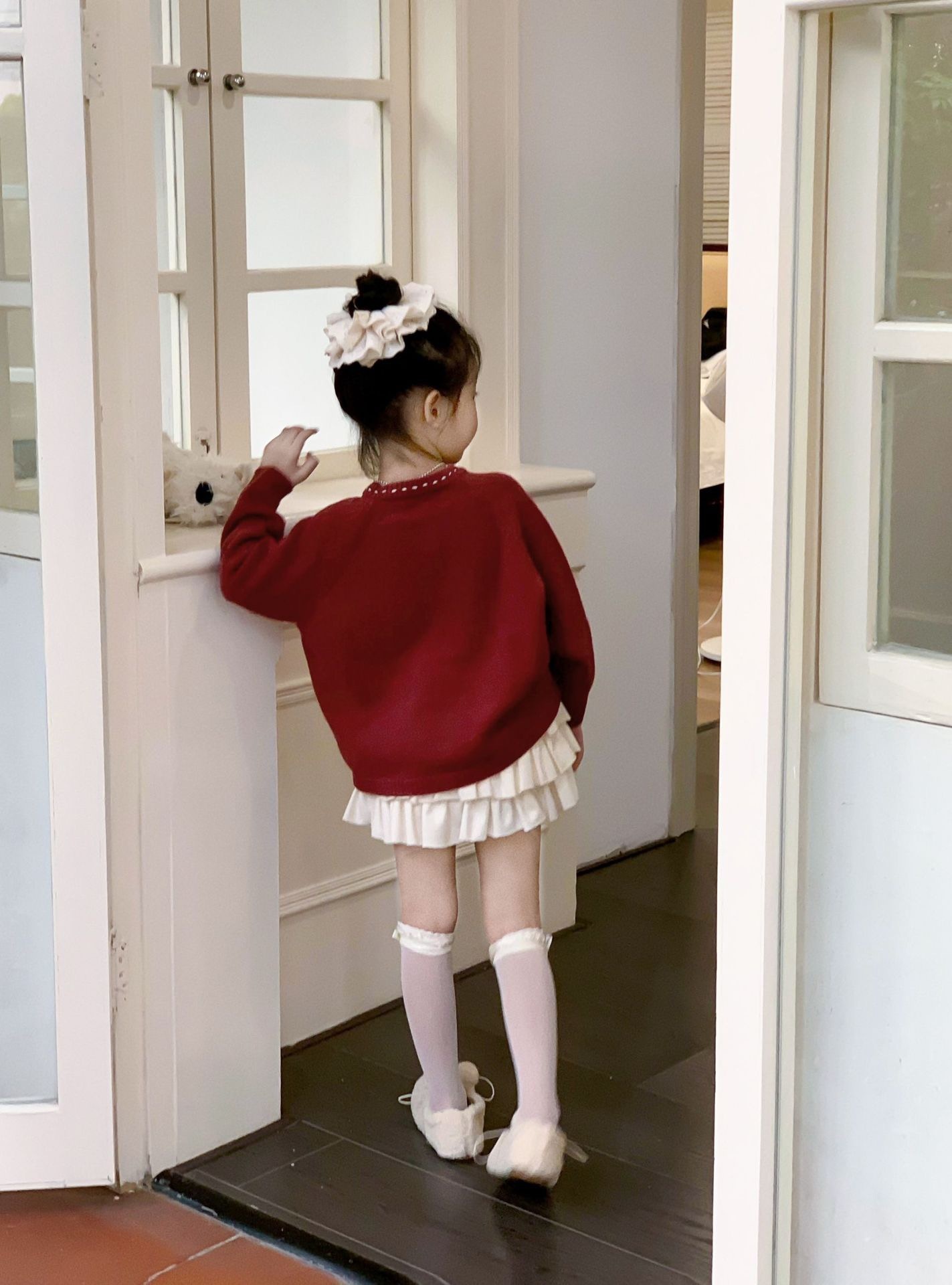 紅色針織外套/米色蛋糕裙