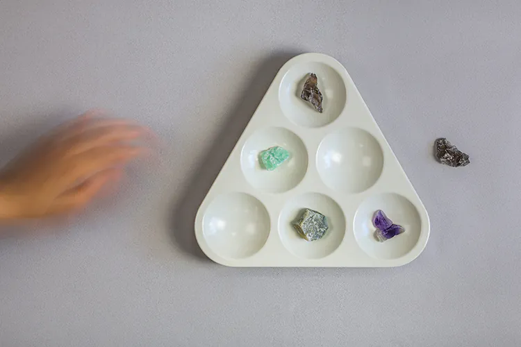 no.30-豐盛-三角收納盤，圓形凹槽，也適合擺放收藏品。