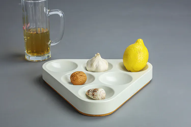 no.30-豐盛-三角收納盤，圓形凹槽，竹製作為底座，具有防滑效果，又增添質感。