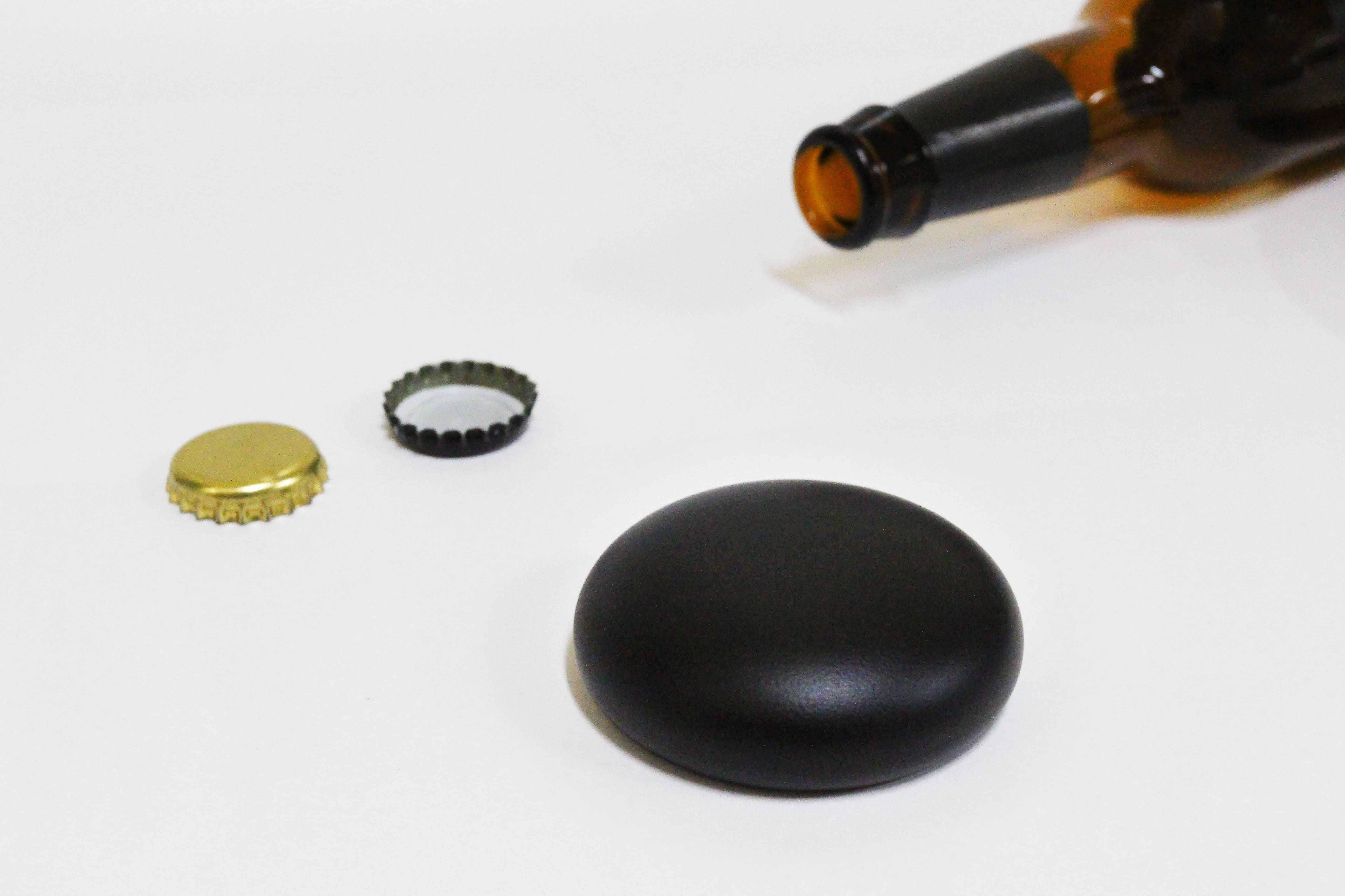 no.30-乾杯-開瓶器,鵝卵石的外型,黑色款,時尚,適合把玩。