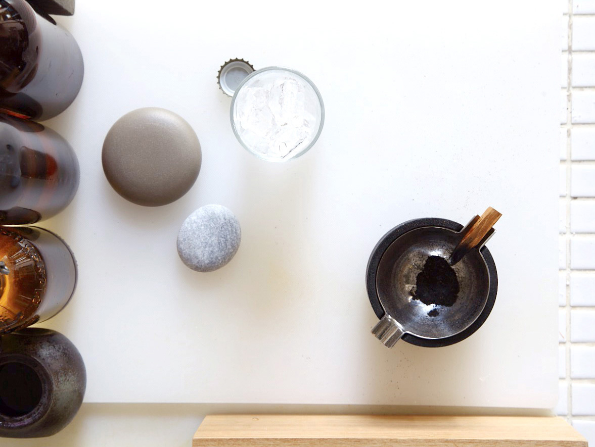 no.30-乾杯-開瓶器,鵝卵石的外型,石頭色,擺放在廚房流理臺或一般桌面都能撤托出優雅的設計風格。