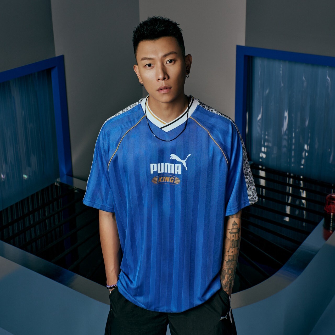 PUMA 短T 流行系列 KING 藍 足球風 短袖 T恤 中性 63256313