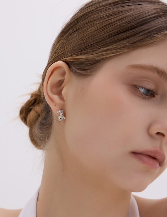 璀璨亮鑽蝴蝶結。針式耳環